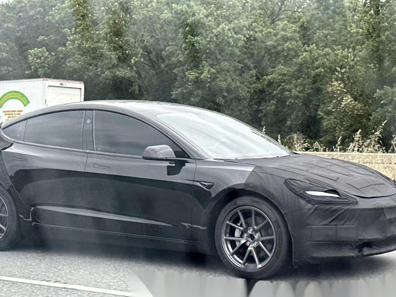 改款特斯拉Model 3实车再现身：全新前大灯，尾部有扩散器 国外电动车爱好者T_Model 3社区_易车社区