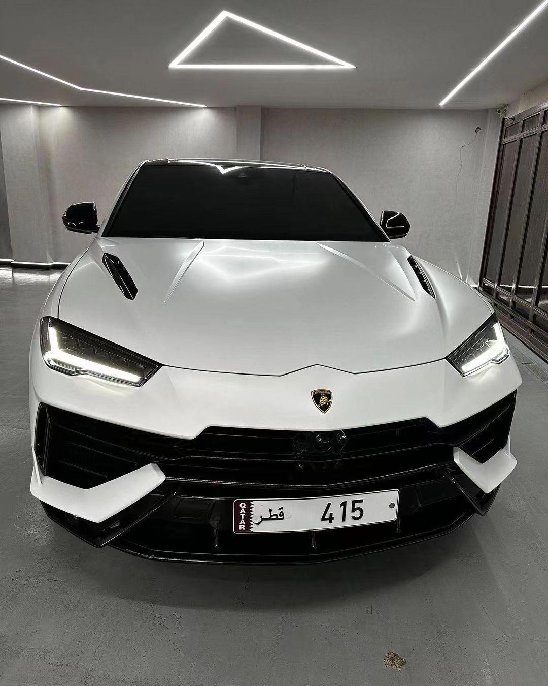 兰博基尼urus 它是兰博基尼旗下的一款高性能suv车型,以2021款