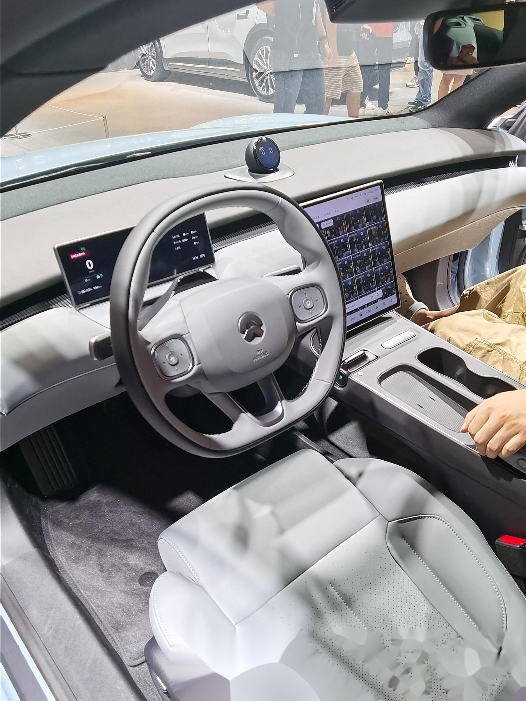 蔚来et5 旅行版(touring)新车实拍. 旅行车与轿车尺寸相同.售价相同