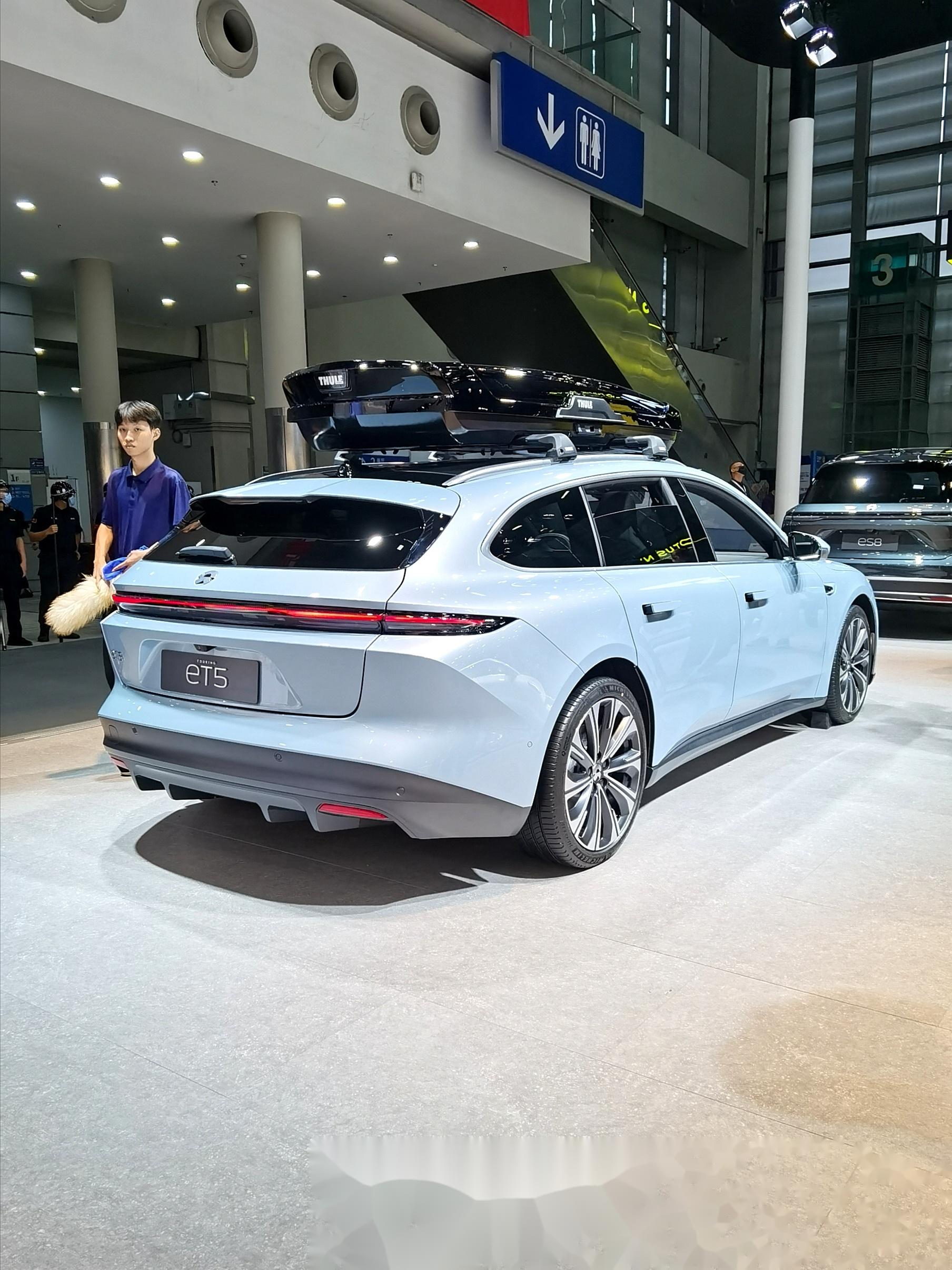 旅行车与轿车尺寸相同.售价相同