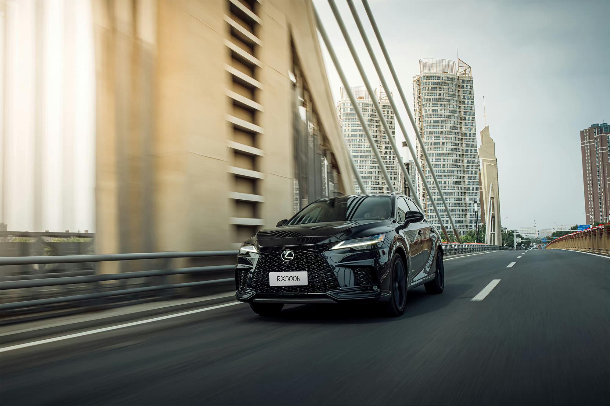 雷克萨斯全新一代rx 外观还是延续了之前的款式,只是在细节上细微的