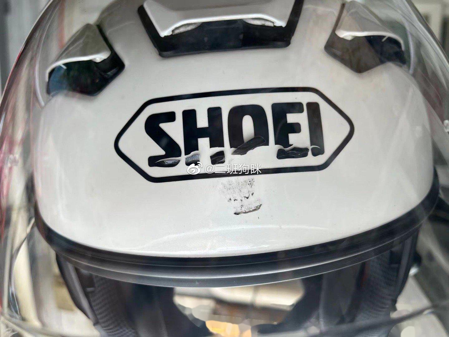 北京太热了,粉丝的shoei头盔logo都热化了.