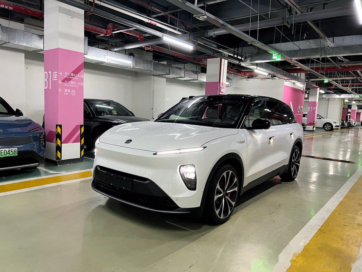 第一次见到了蔚来新es8的白色实车,这真的是免费