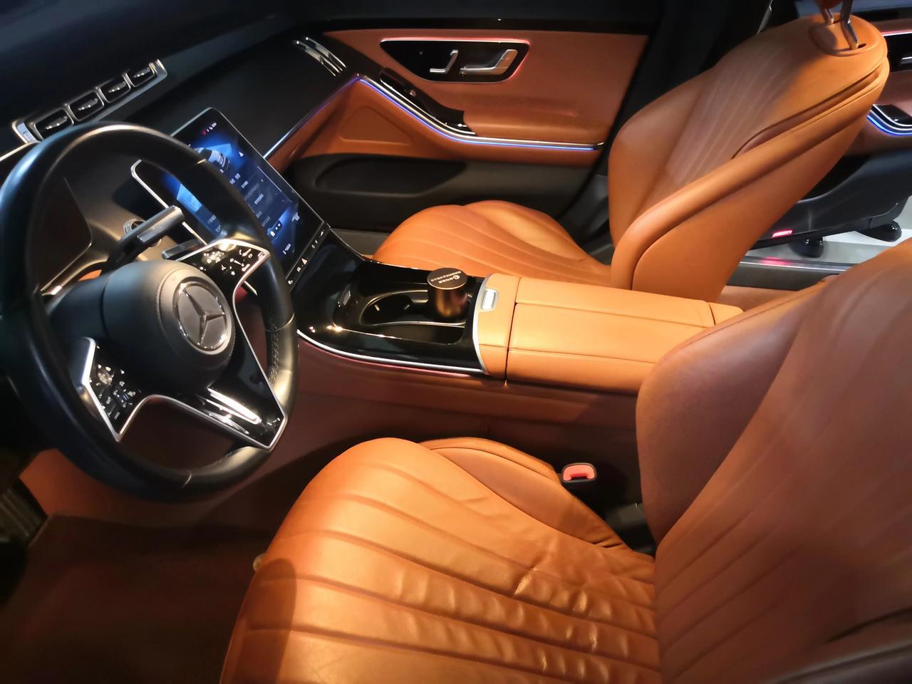 奔驰s450内饰,新款的大号中控屏,超大的仪表pad操作起来很友好.级