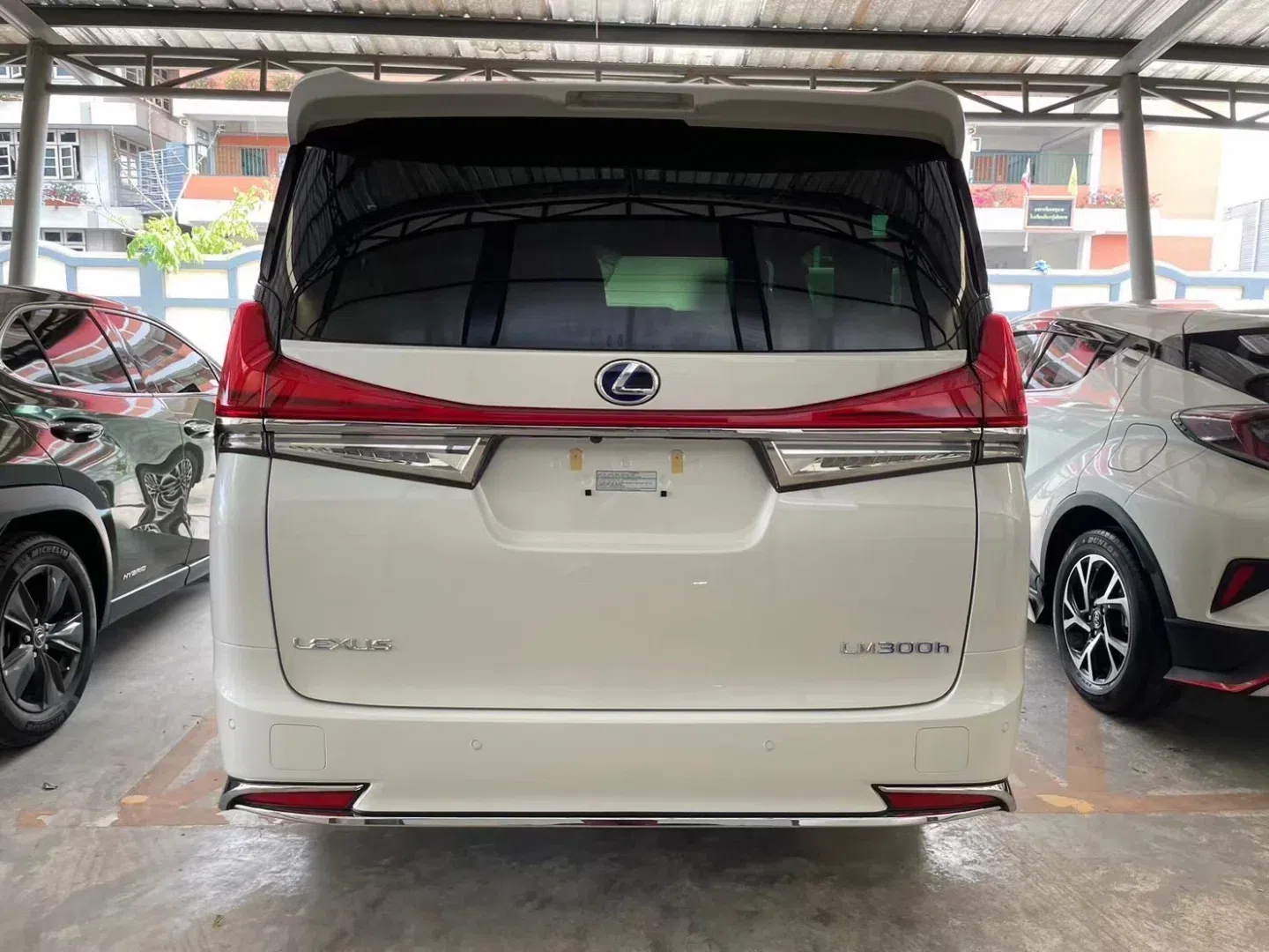 出2台雷克萨斯商务车(雷尔法) 4座新车 曼谷