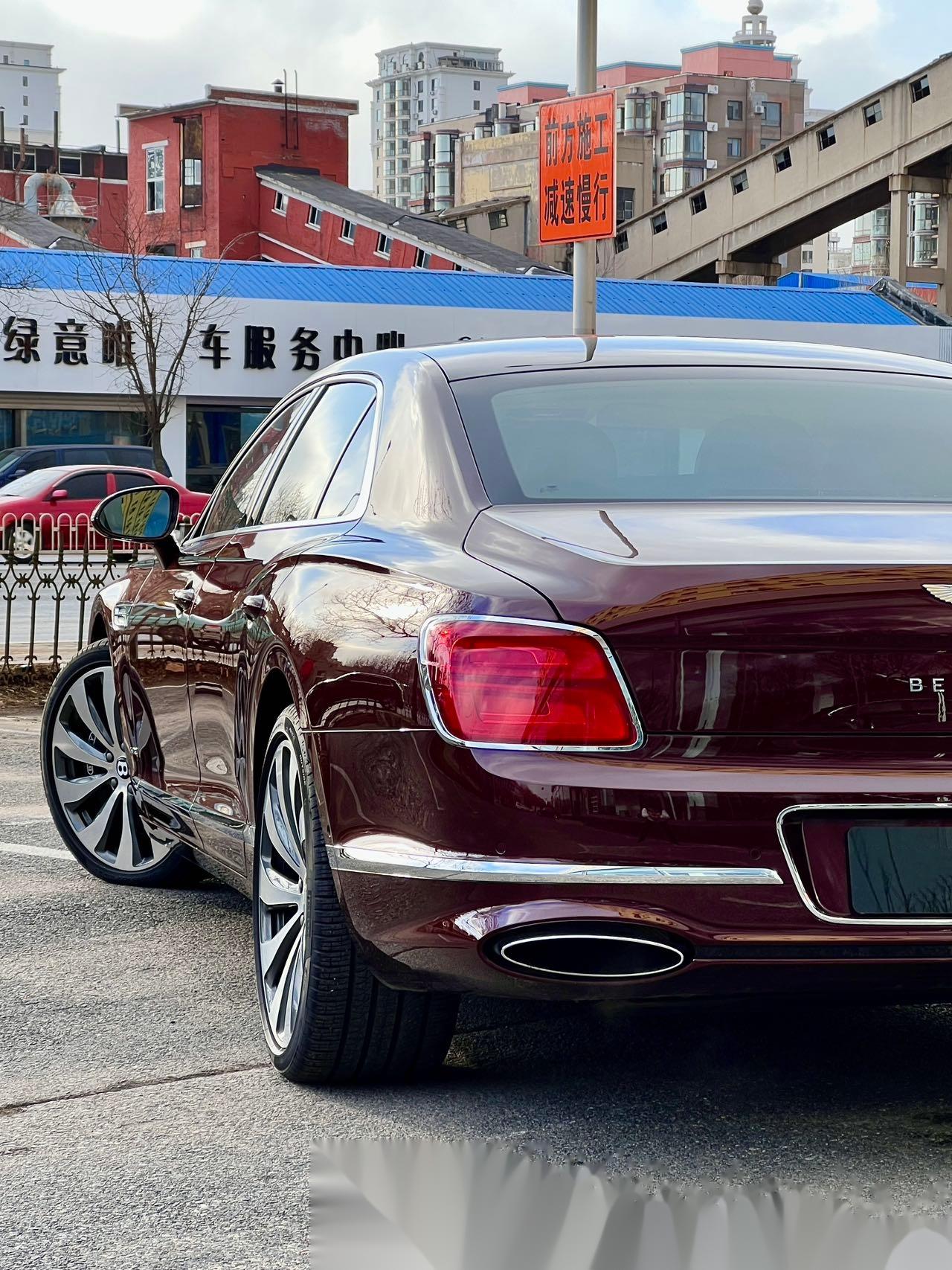 宾利 飞驰 w12 板球红/亚麻白 二手车 21年2月上牌,23500公里,原版