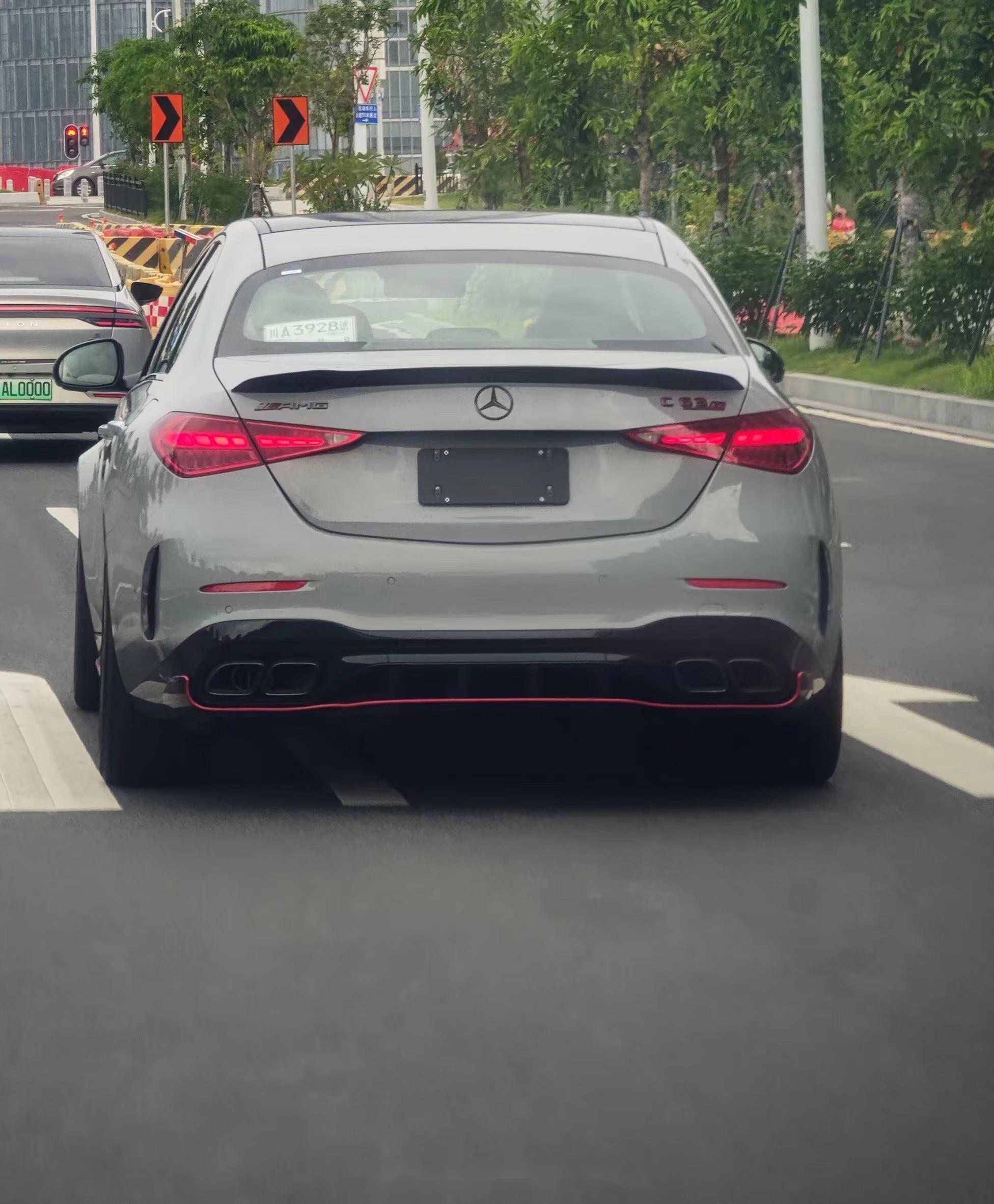 最近被捉到的这台确实是w206的c63 s e 而且是台特别版本(f1 ed_奔驰