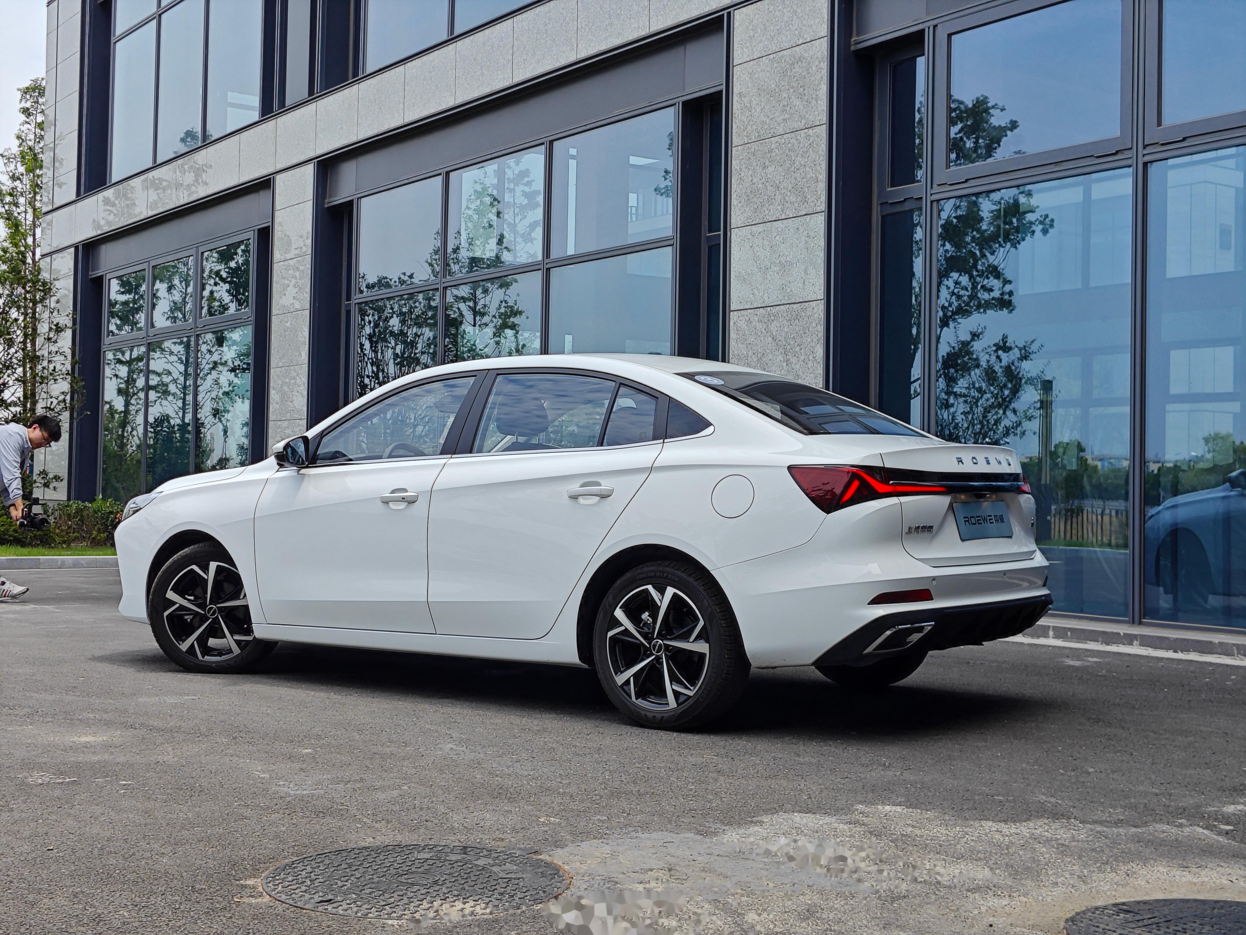 简单试了下全新荣威i5,一台7,8万元的国产轿车,主打的就是一个经济实