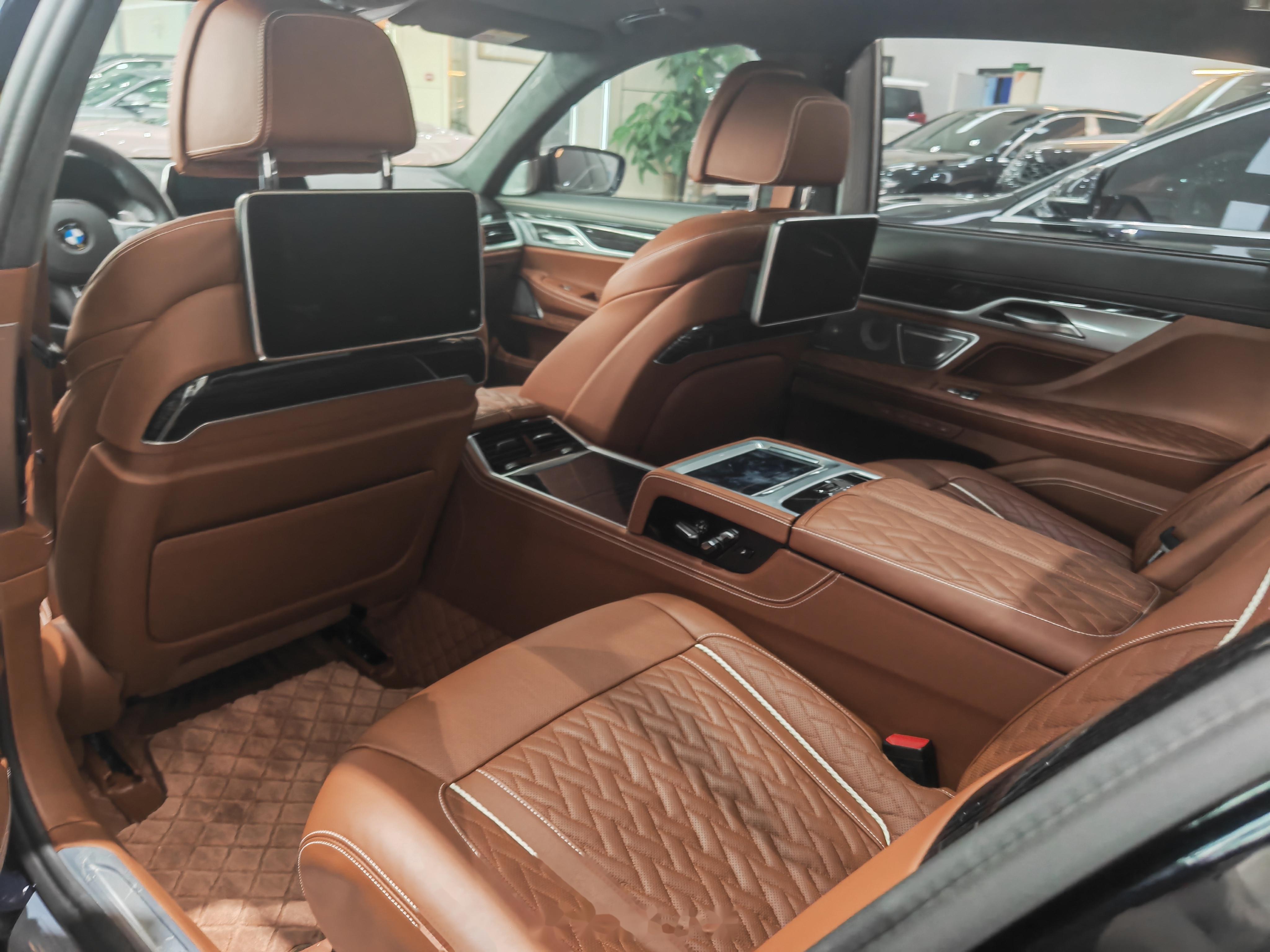 宝马轿车的"天花板"!m760li xdrive v12 黑外/棕内 当年新车落