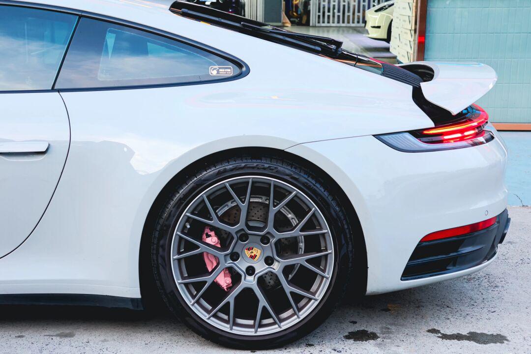 好好看!保时捷911卡钳改色樱花粉94