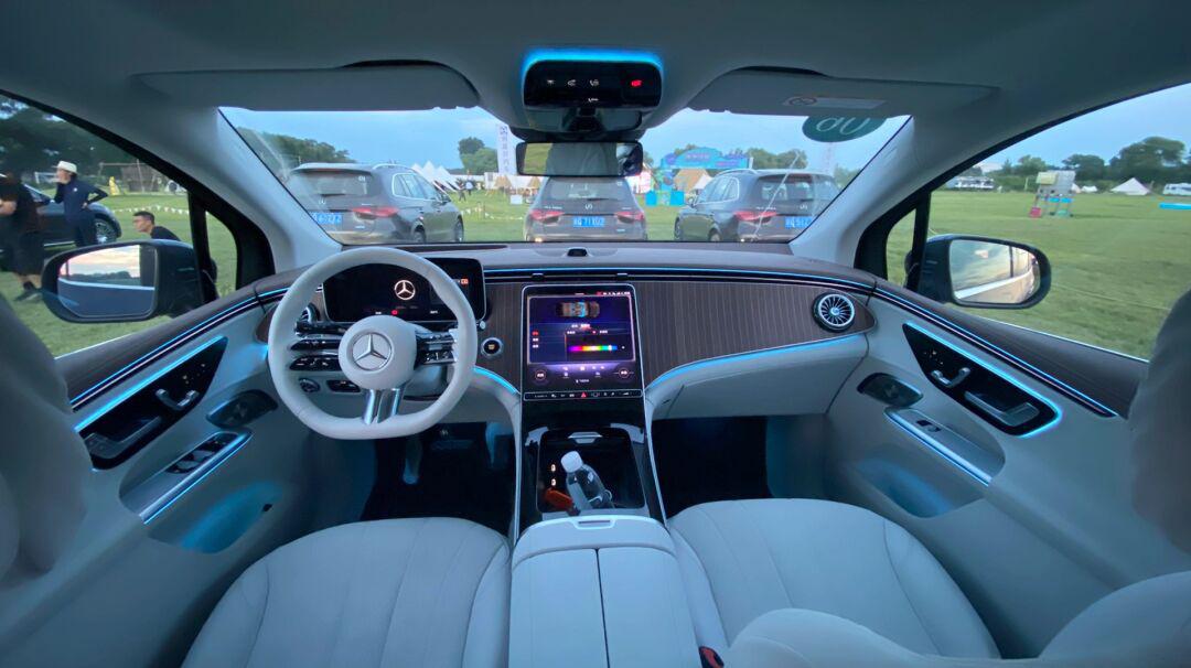 奔驰eqe suv内饰体验 晚上部分会单独发