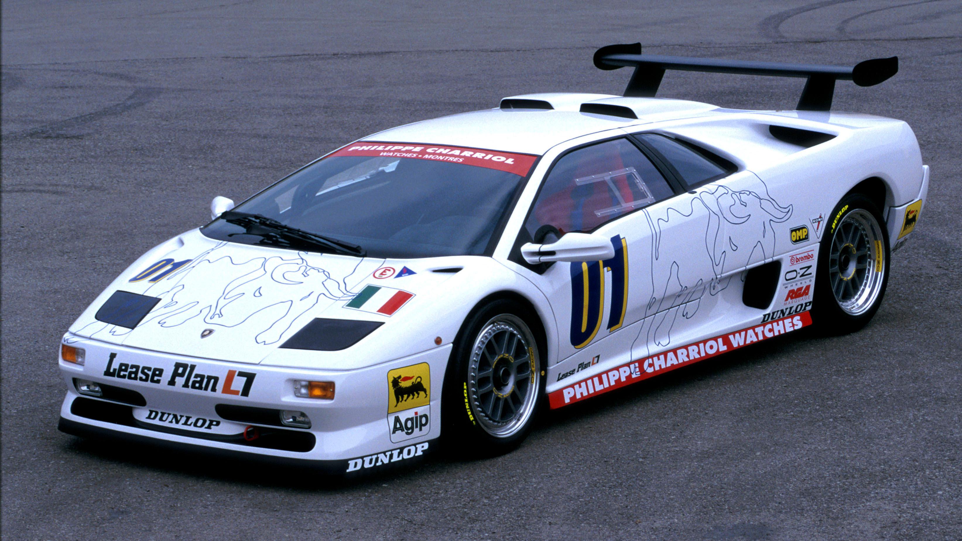 兰博基尼diablo于1990年面世,在克莱斯勒的管理下研发.diablo的外形