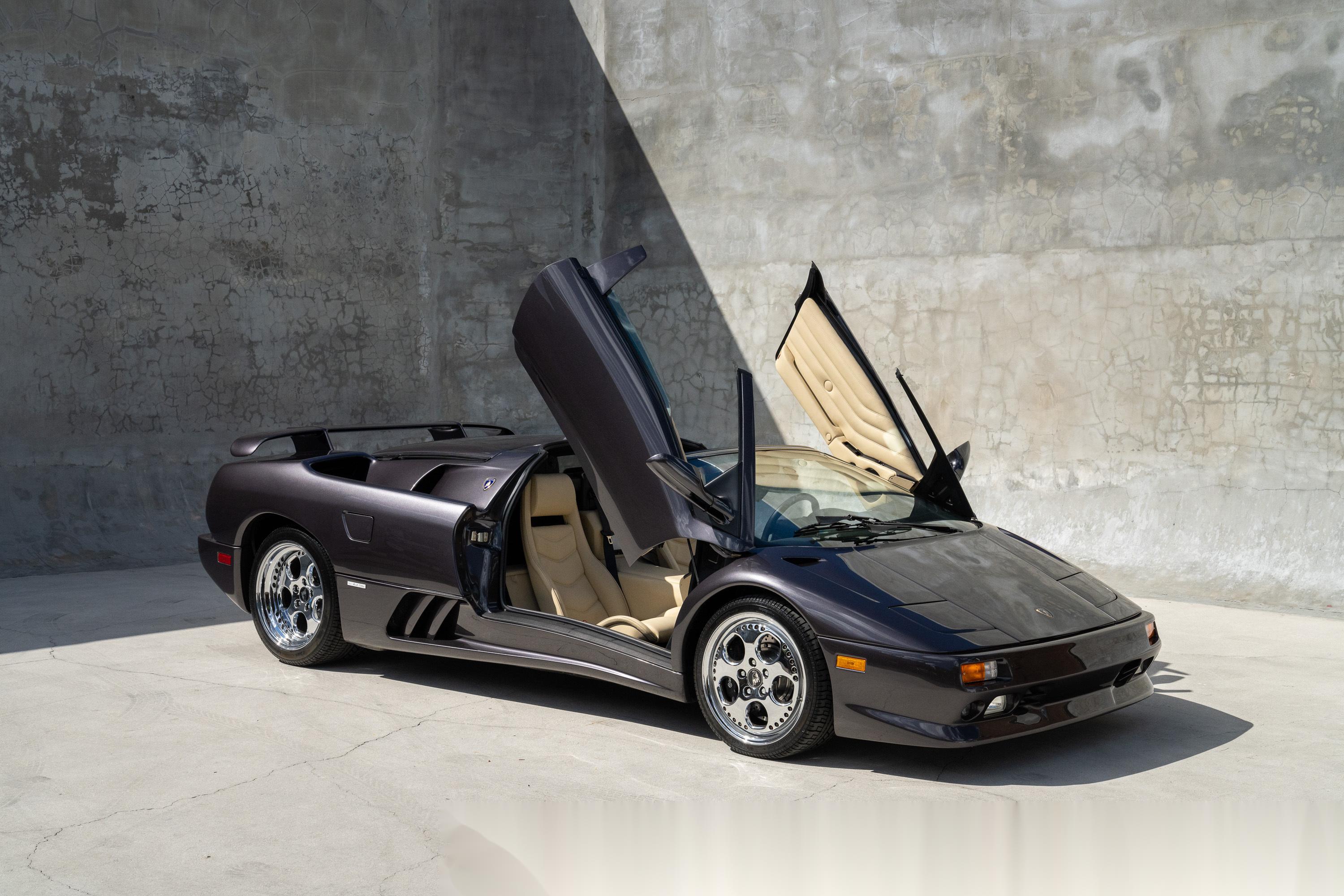 兰博基尼diablo于1990年面世,在克莱斯勒的管理下研发.diablo的外形