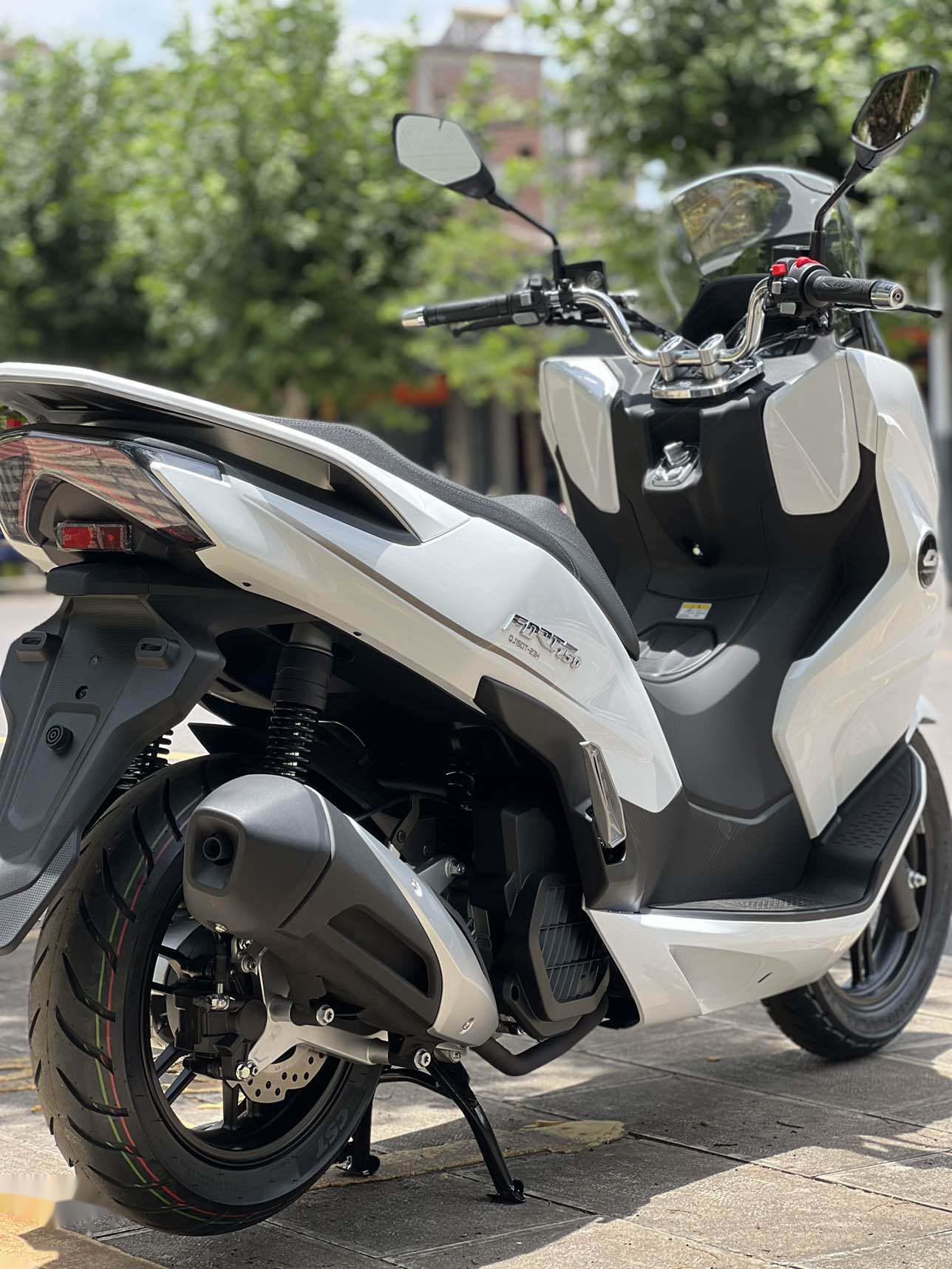 鸿150pcx版这个颜色更是引人注目,改进了四气门的发动机让这款车在同