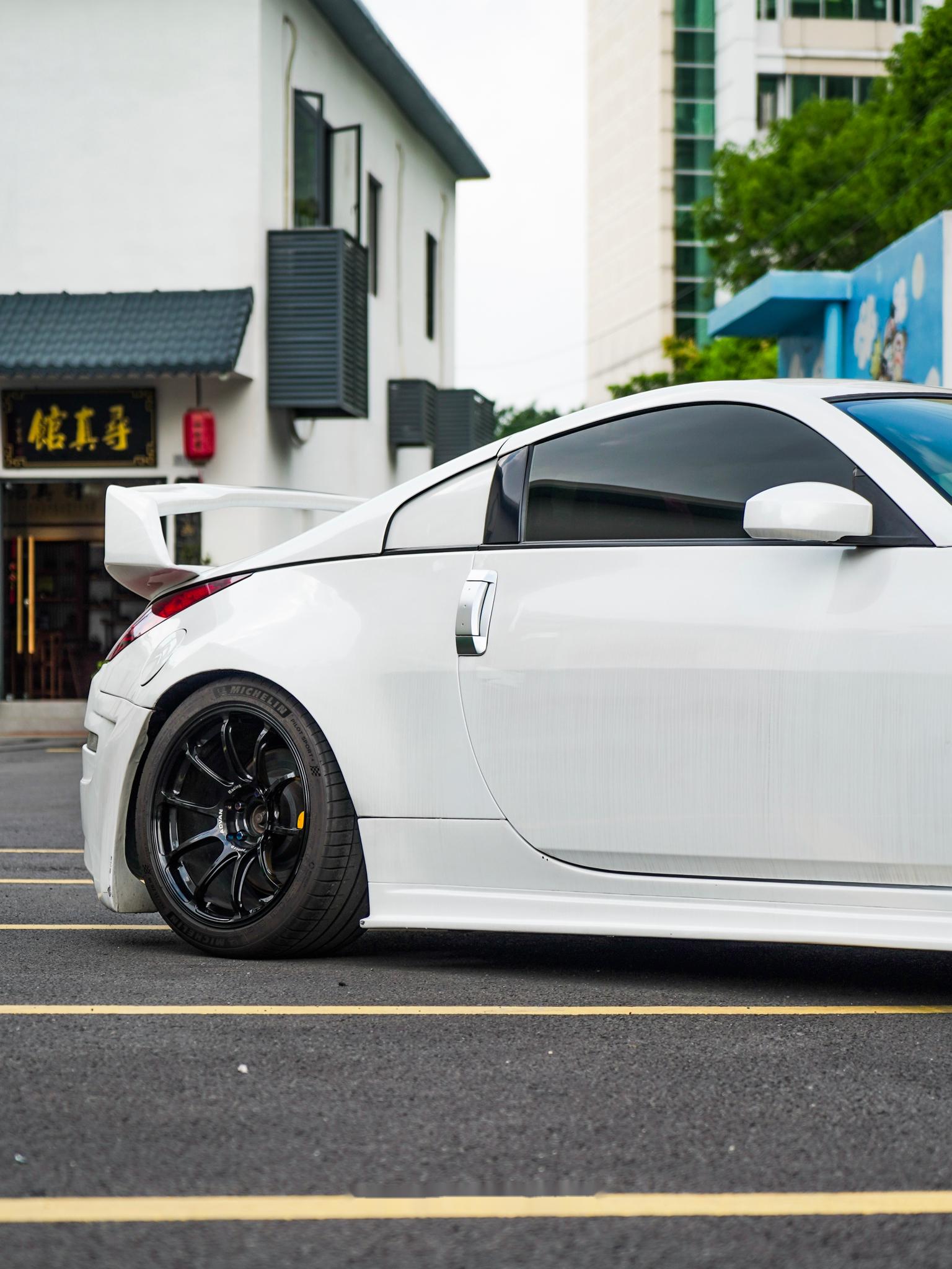 《jdmの陨落》 本期案例车型:350z 品牌:arnieson 改色膜:钢琴白