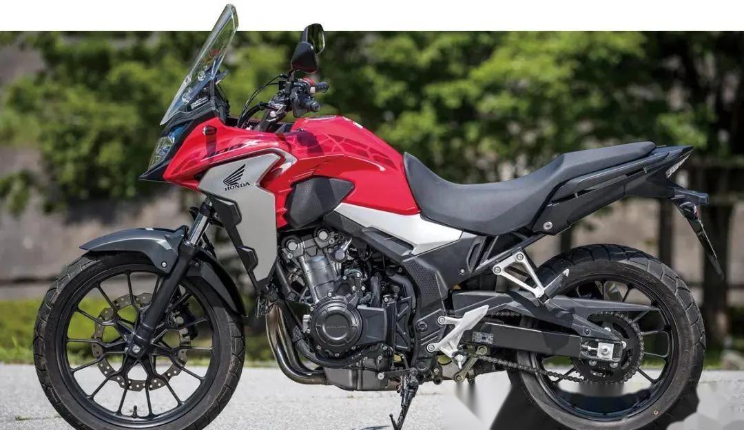 本田400x是本田公司推出的一款摩托车型号,是结合了通勤需求,长途旅行