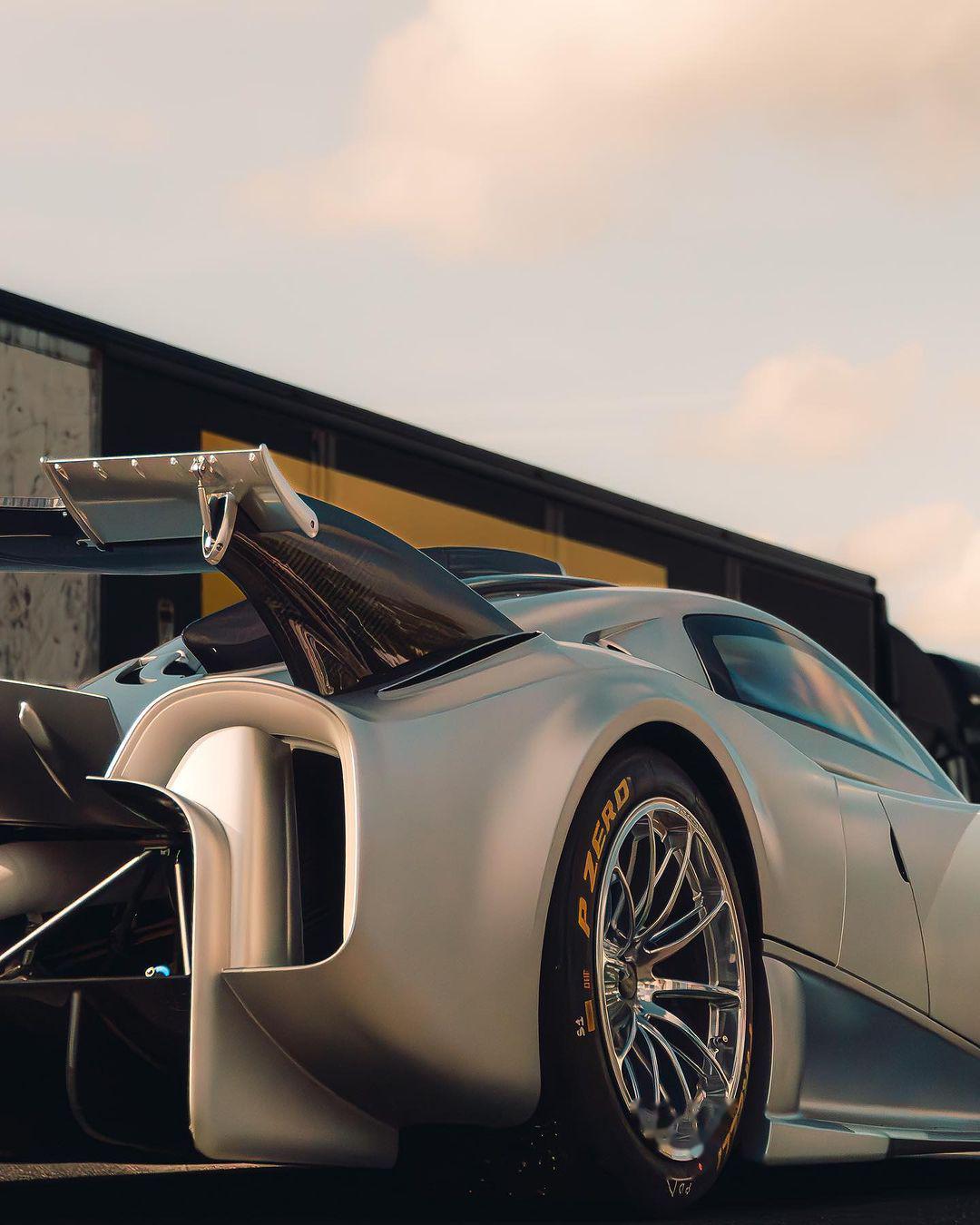 三十分之一,银色车身的帕加尼huayra r