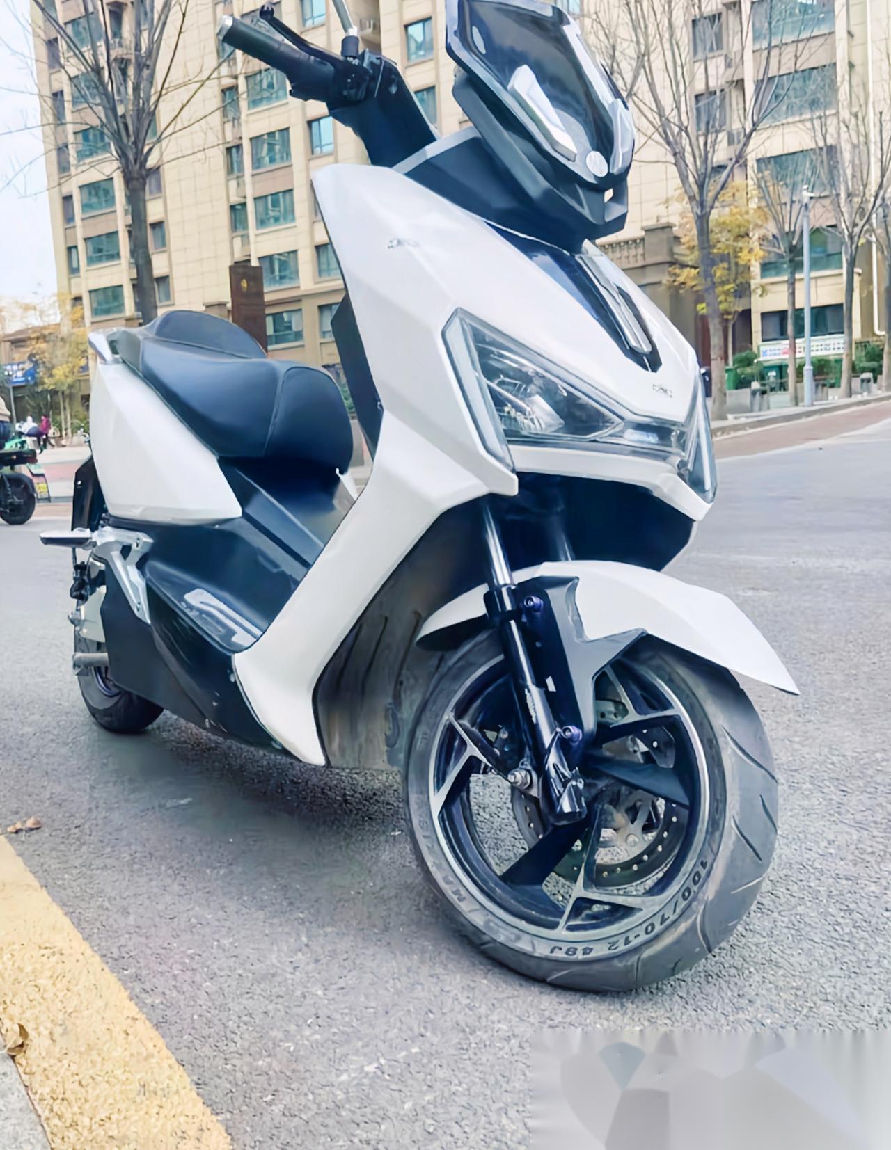 爱玛剑齿虎x6限量版高端电动车,72v高速长续航轻便男女电动摩托车.