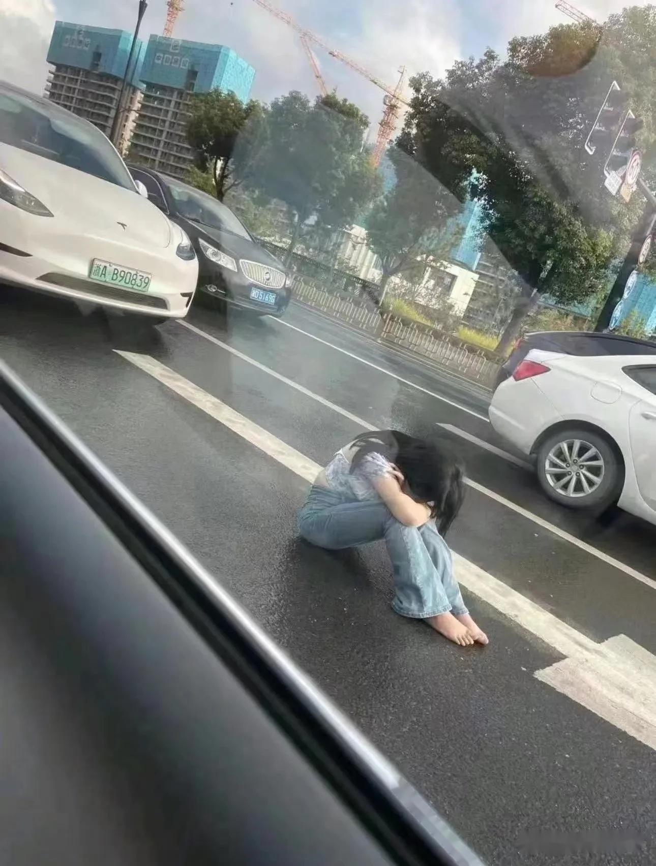 小姑娘从保时捷副驾驶下来就开始坐地上哭保时捷绿灯直接走了但是有