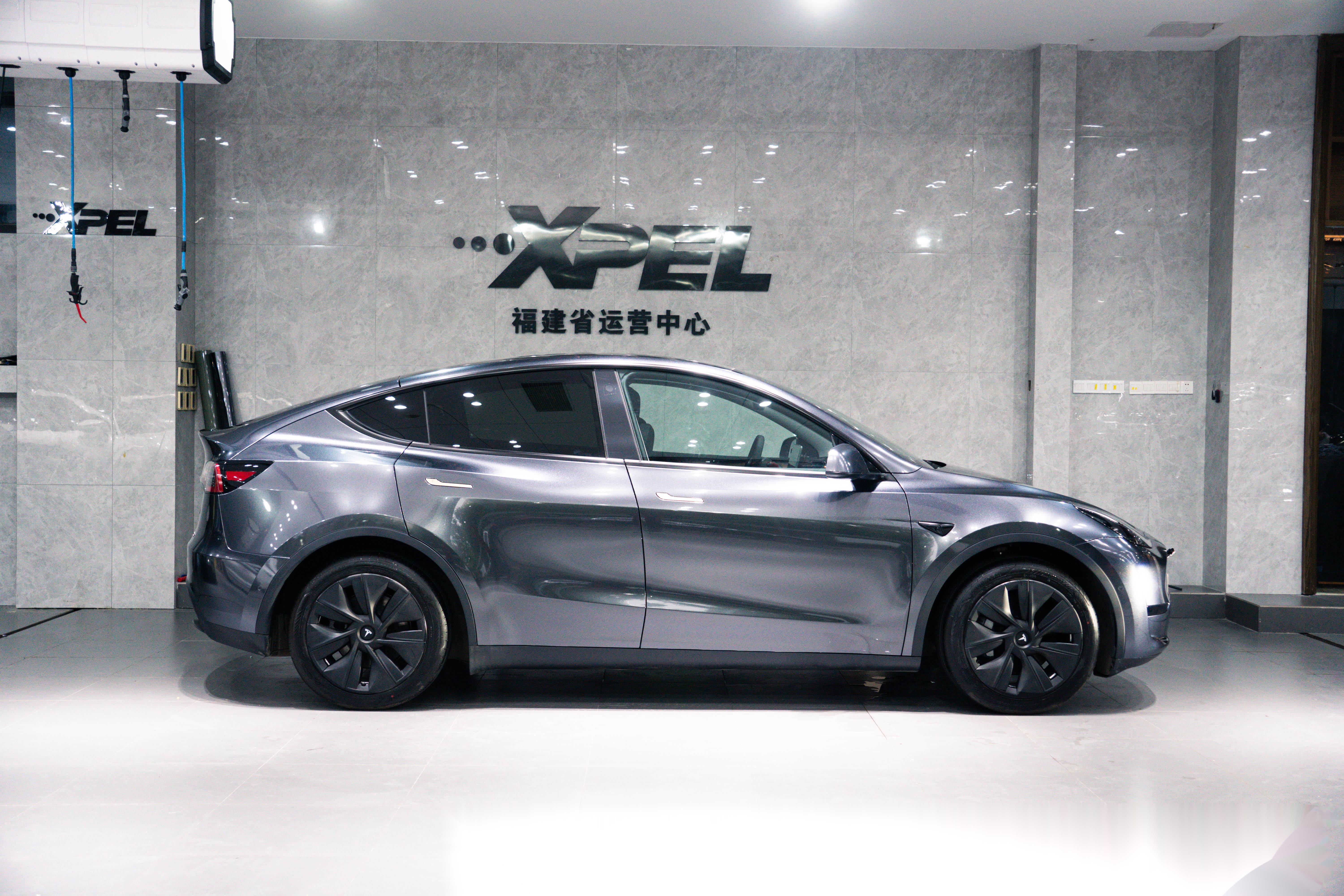 特斯拉model y | 改色漆面金属银 低调帅气的银色车身 明暗有层次的