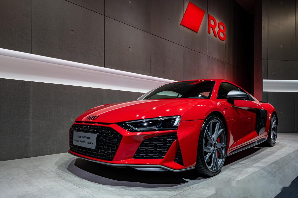 奥迪r8是奥迪的旗舰超级跑车,新一代车型最新动态是终止生产.