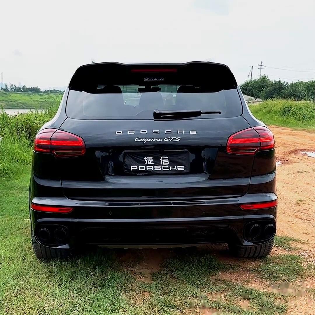 cayenne升级了贯穿尾灯老款卡宴的颜值也得以提升