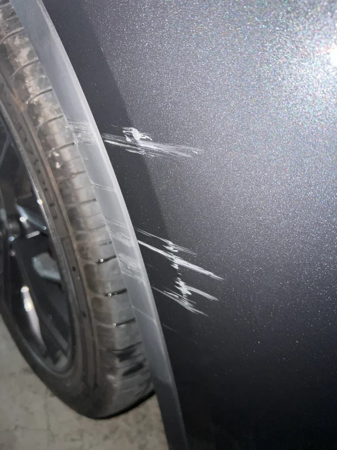 提车当天晚上就刮蹭花了