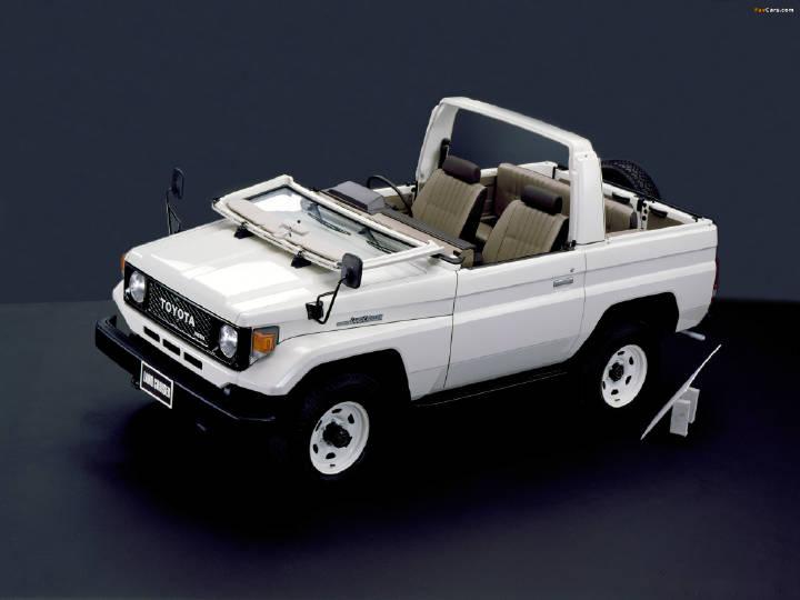 虽然分辨率一塌糊涂,但很明显,这是最新款的圆灯陆巡71,而且还是软顶