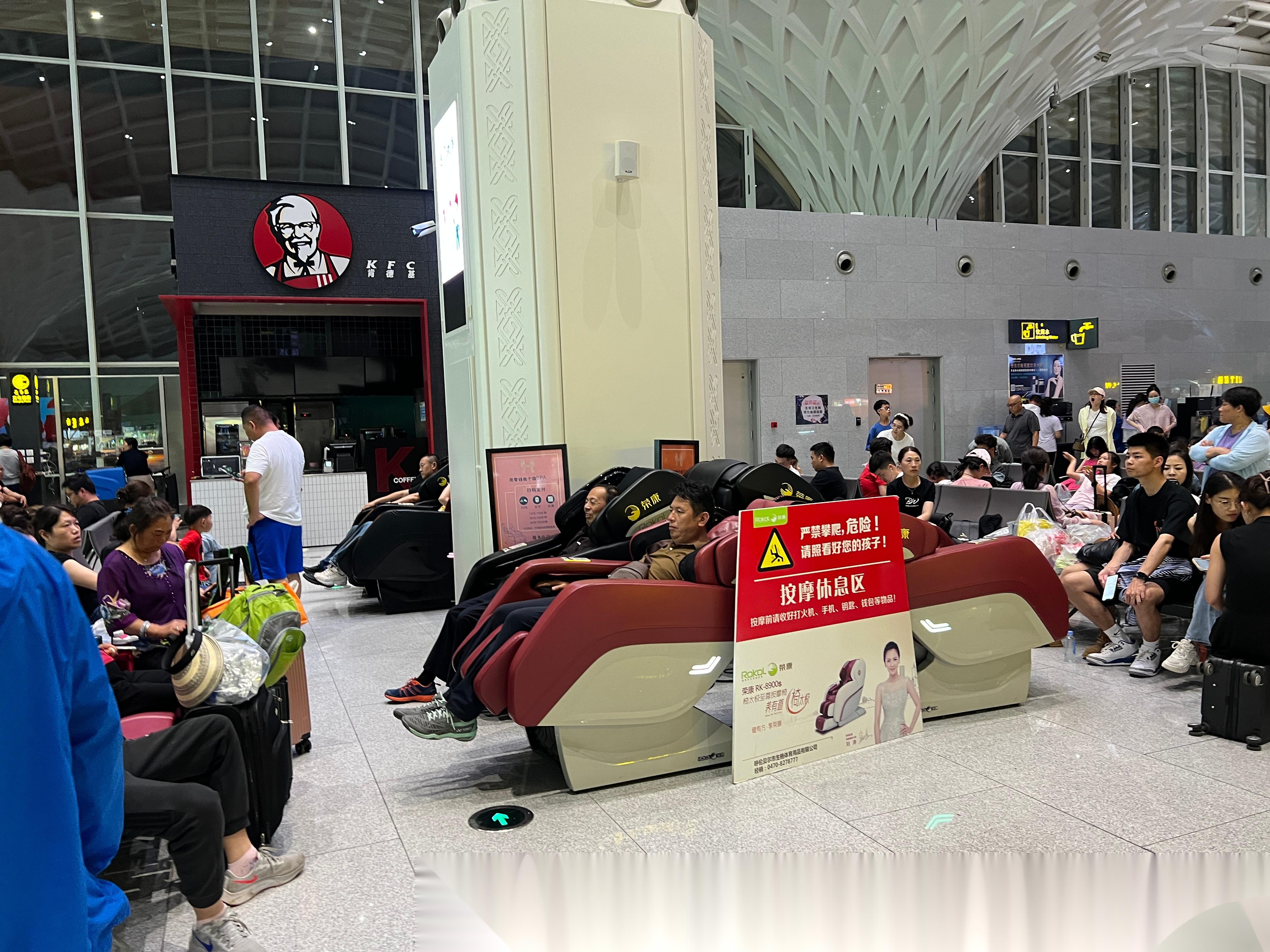 今年旅游真火,再加上各种延误 头一次见到海拉尔机场有这么多人 大厅