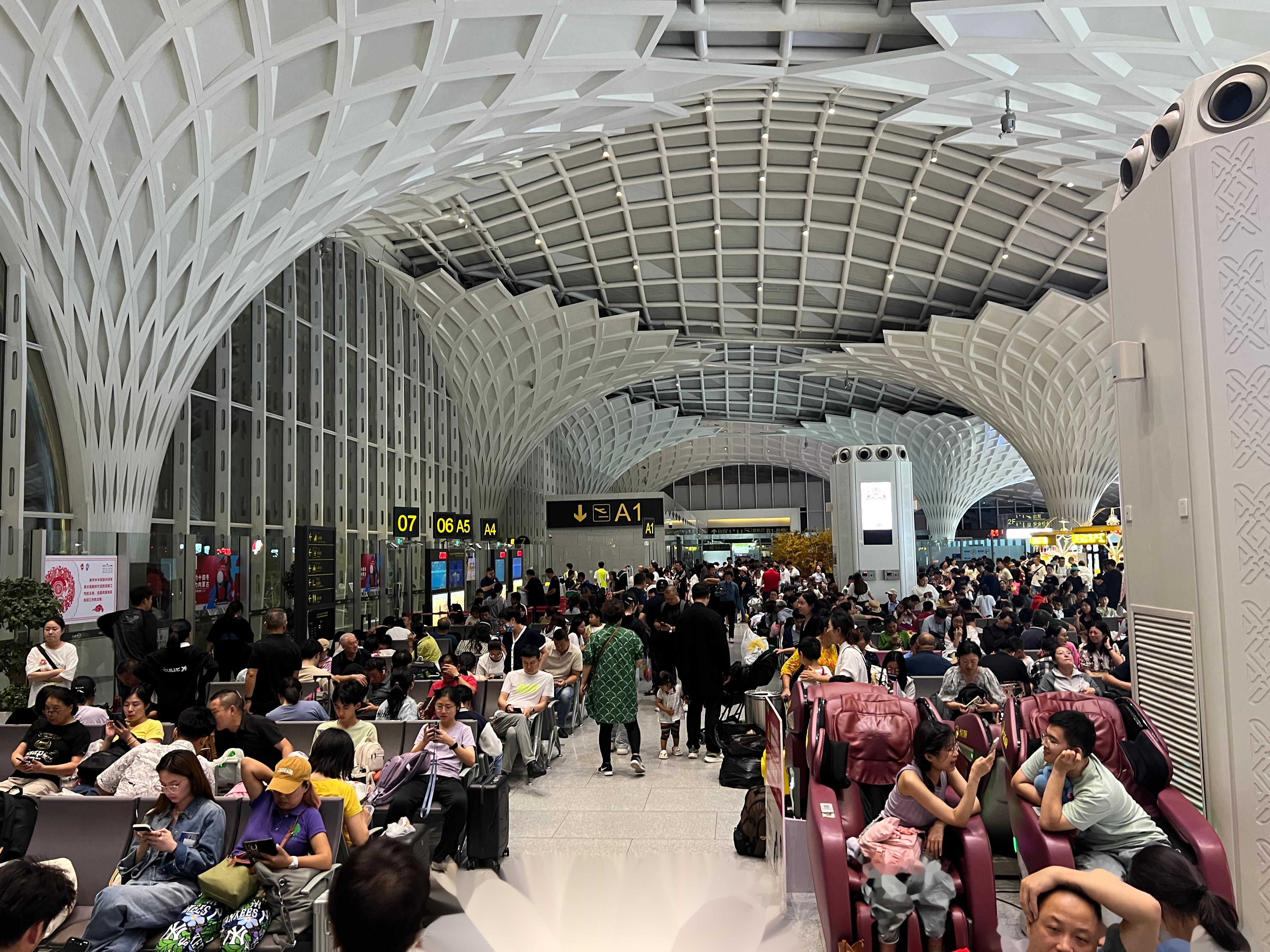 今年旅游真火,再加上各种延误 头一次见到海拉尔机场有这么多人 大厅