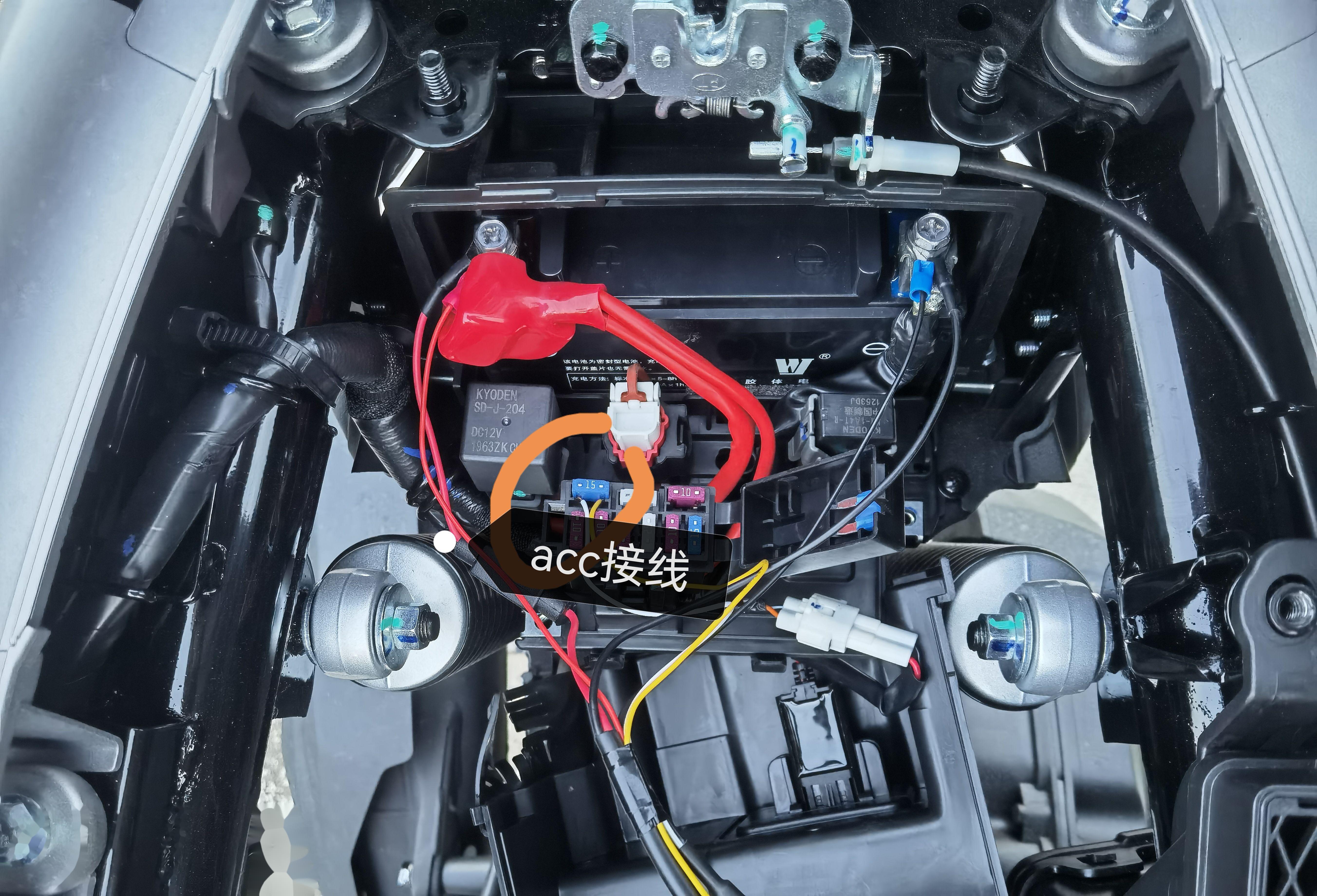 射灯线组和usb快充线组接线,正极接正极,负极接负极,acc线接蓝色保险