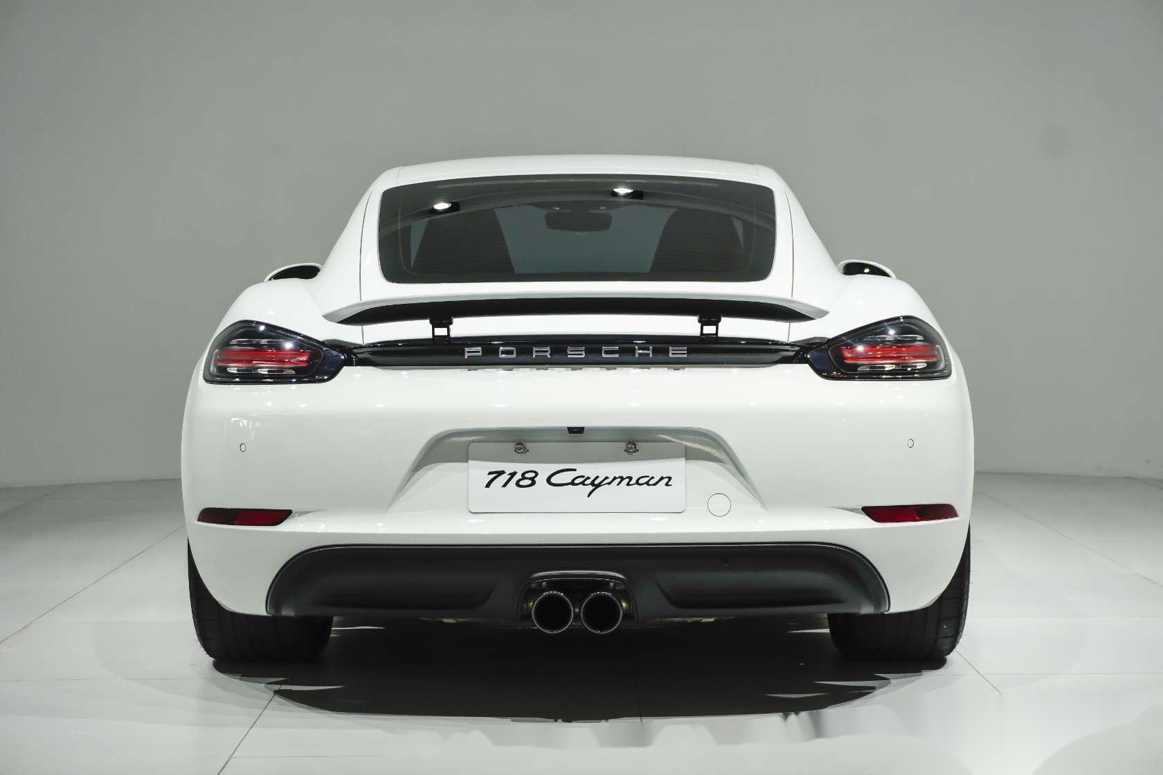 保时捷718卡曼,硬顶也是很帅,一年车里几千公里也会折价10多万,玩玩买