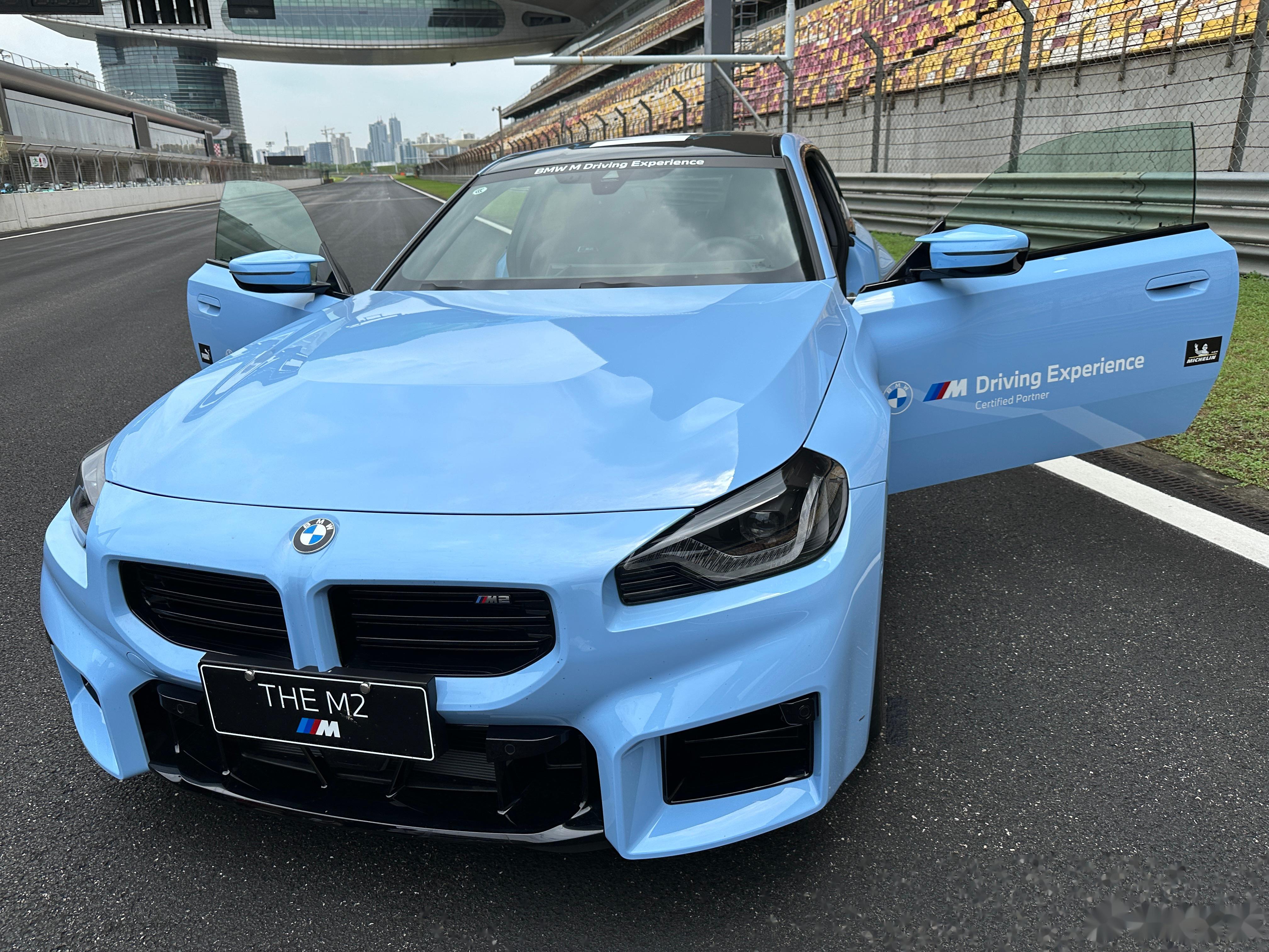 今天在上海赛车场仔细感受了宝马m2/3/4和很罕见很难开到的xm v8混动