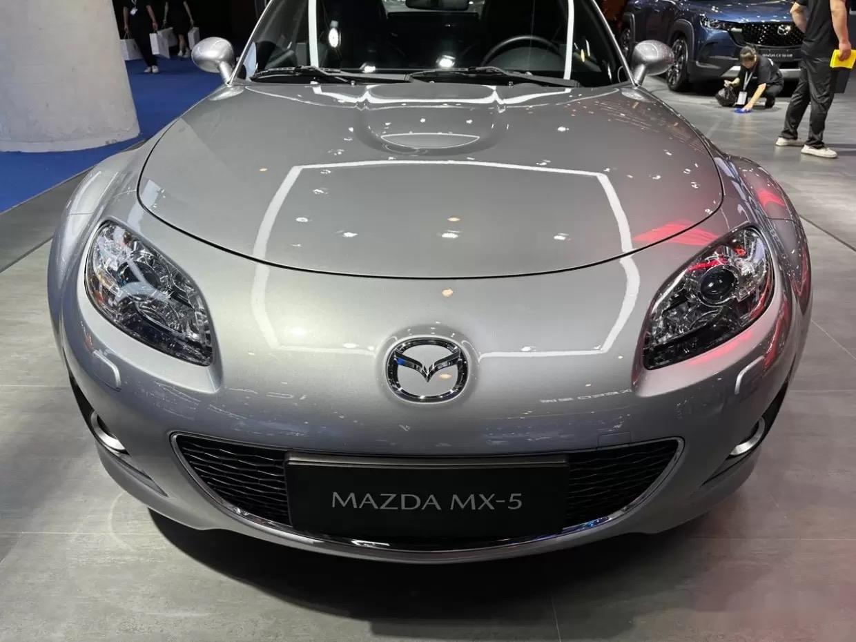 马自达经典传奇跑车mx-5亮相本届成都车展