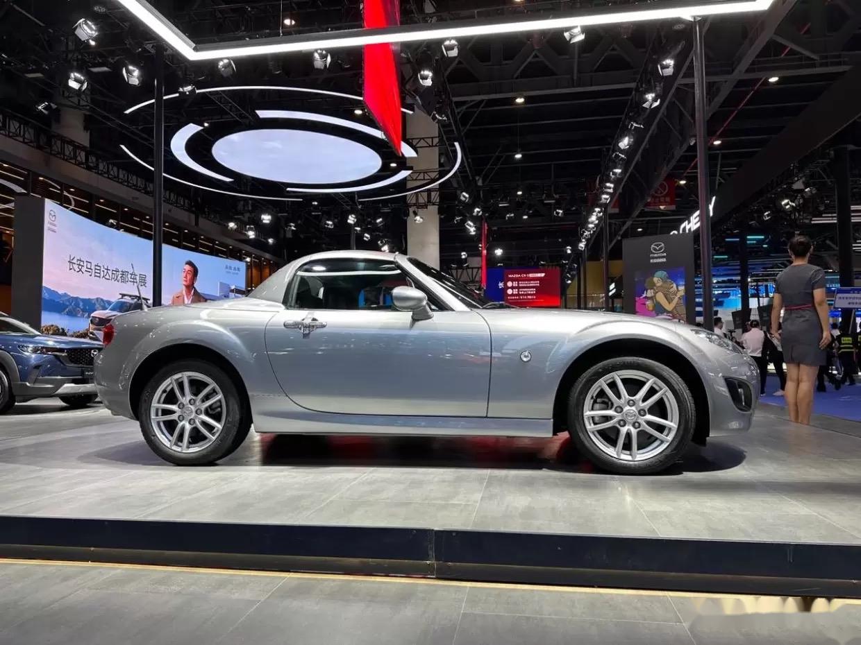马自达经典传奇跑车mx-5亮相本届成都车展