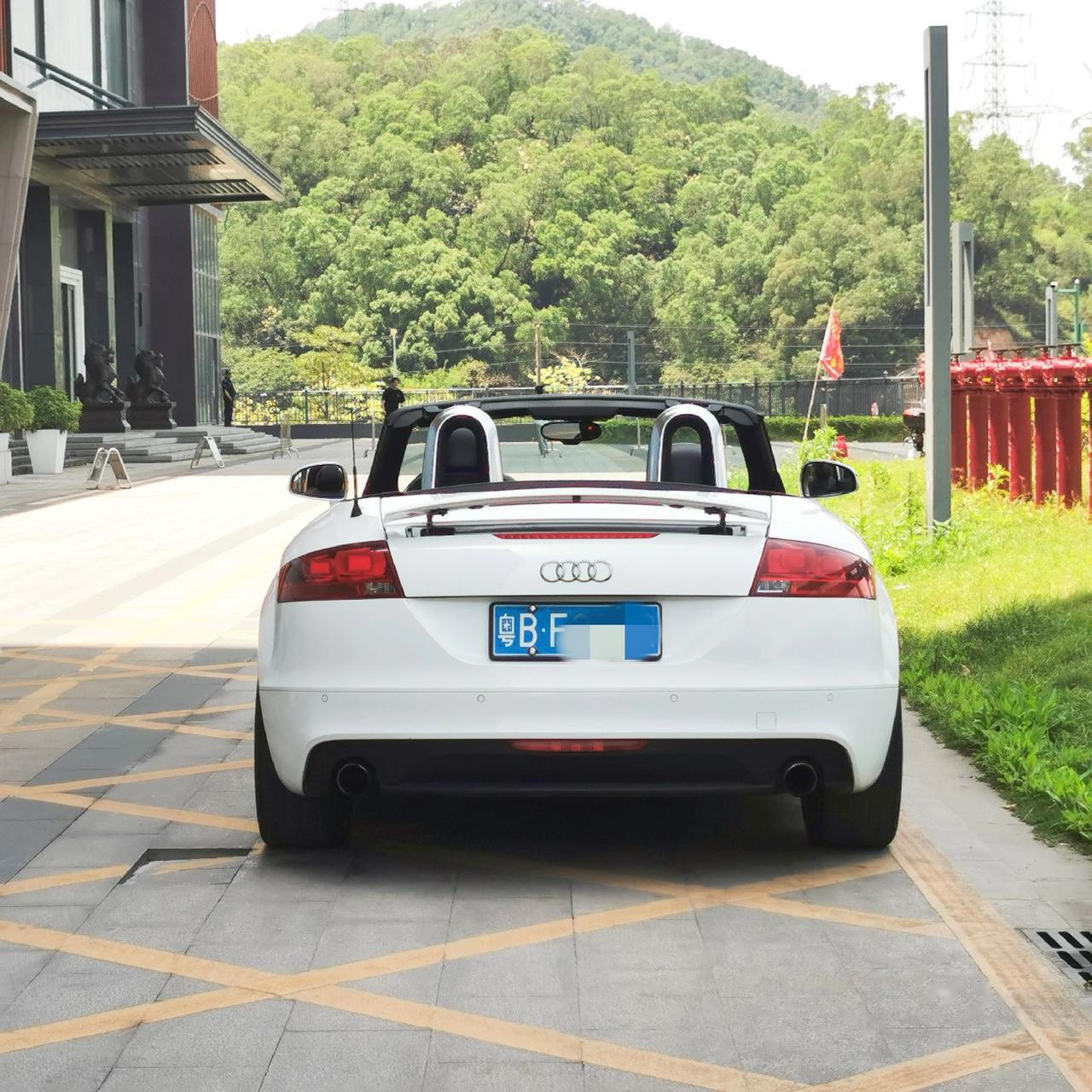 平民跑车来了,十多个开跑车关键还敞篷!2012年奥迪tt软顶敞篷小钢炮!