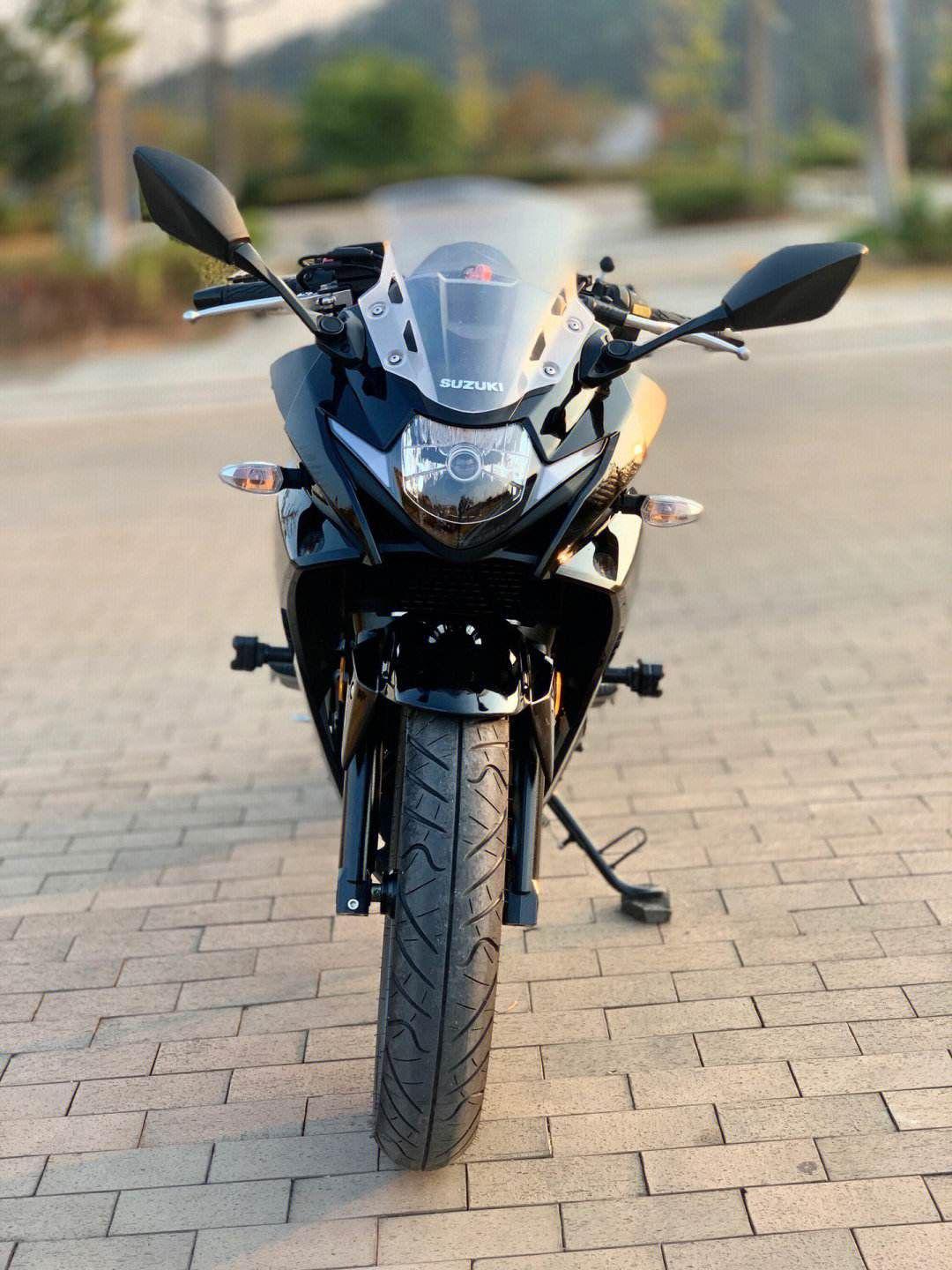 豪爵铃木的gsx250r,一款已经在国内市场上市多年的车型,虽然在改款上