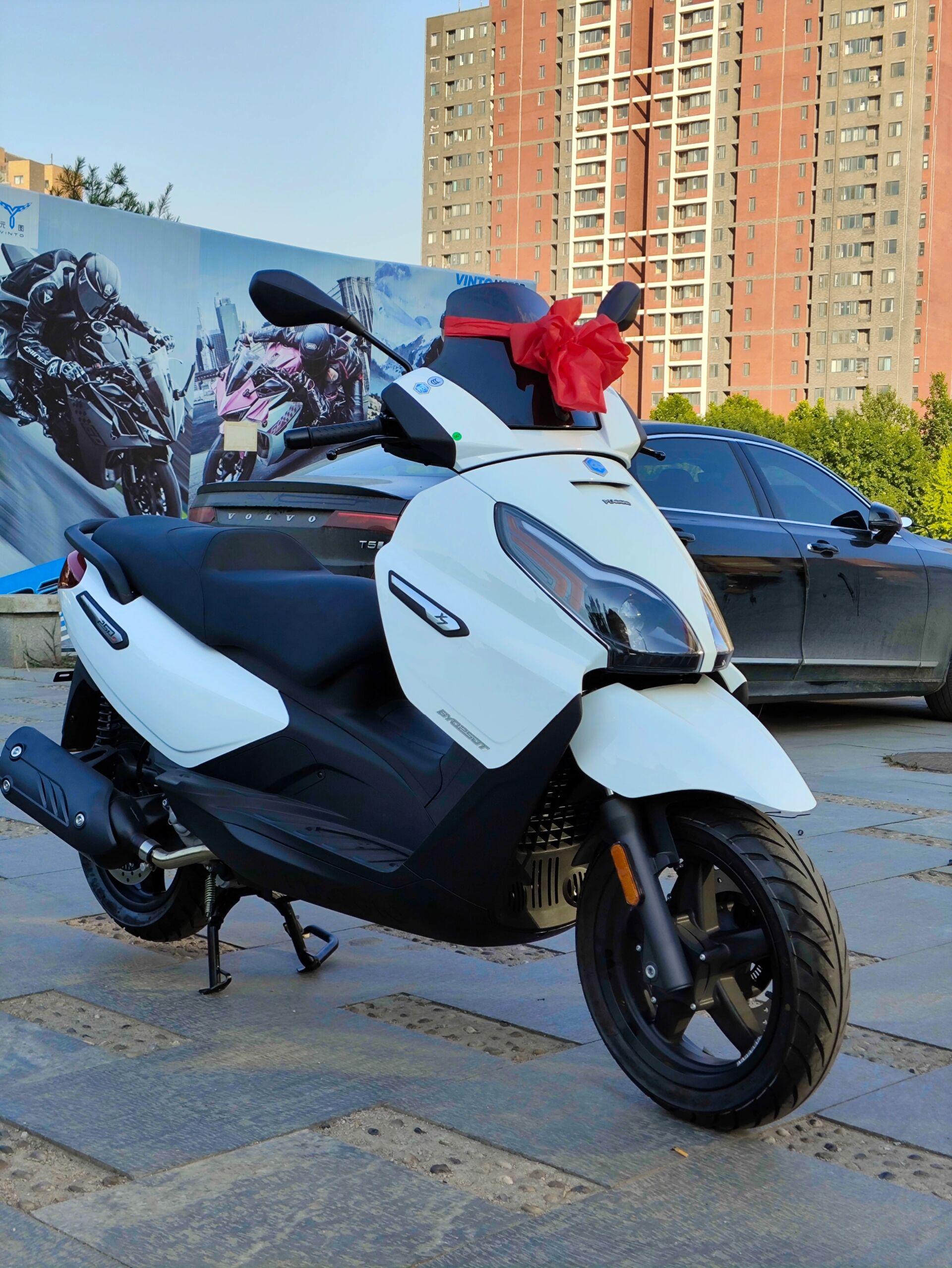最具性价比城市代步踏板 比亚乔x7合资250踏板车 abs,asr,led大灯