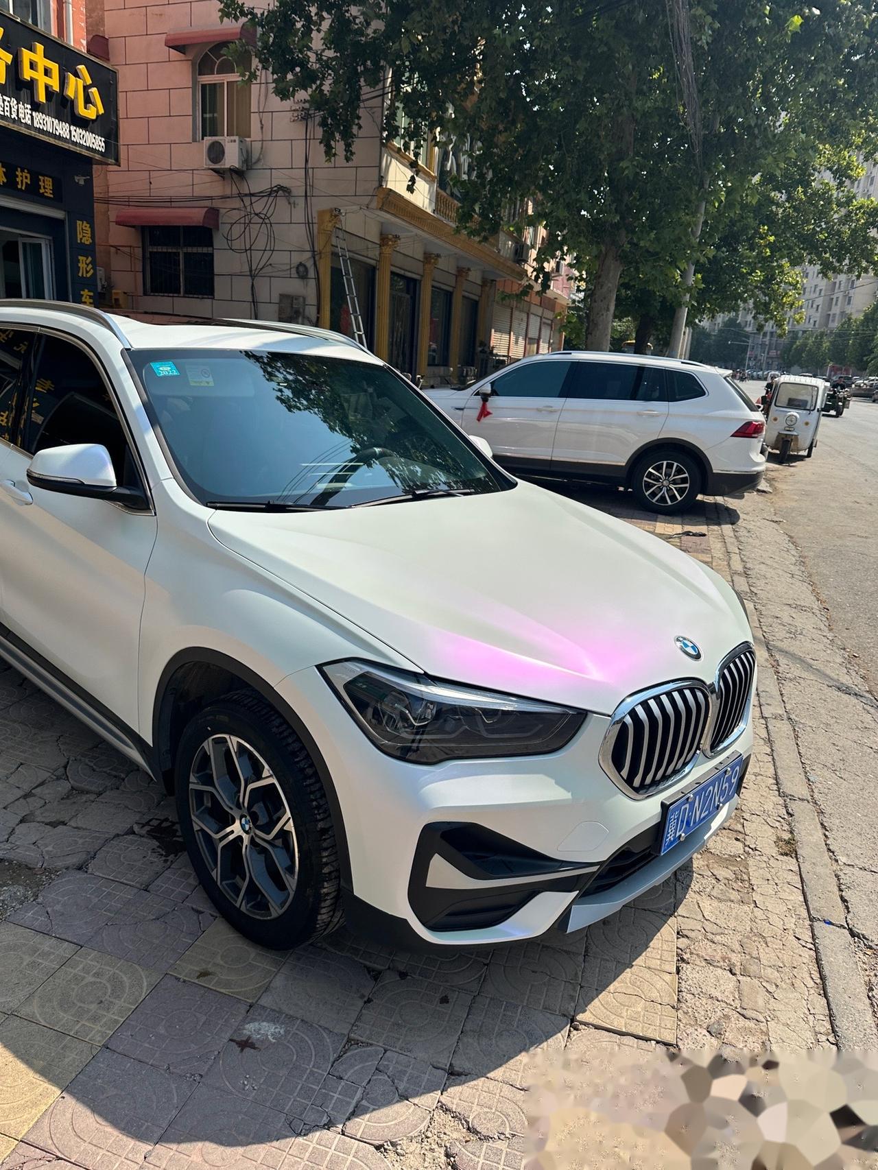 宝马x1电光白变紫改色膜施工完成