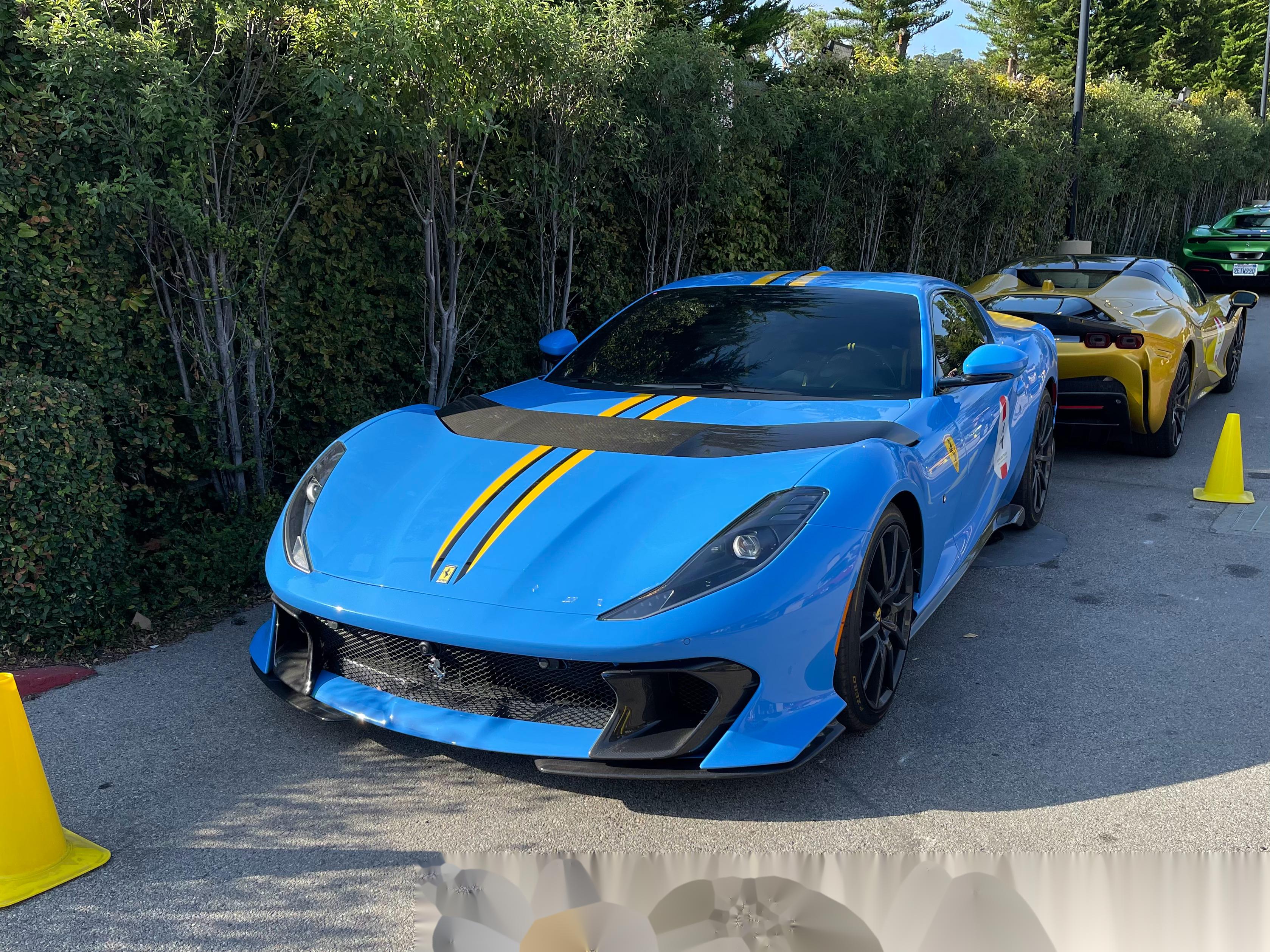 在圆石滩偶遇的一辆812 competizione,这个鲜艳的蓝色,我一开始以为