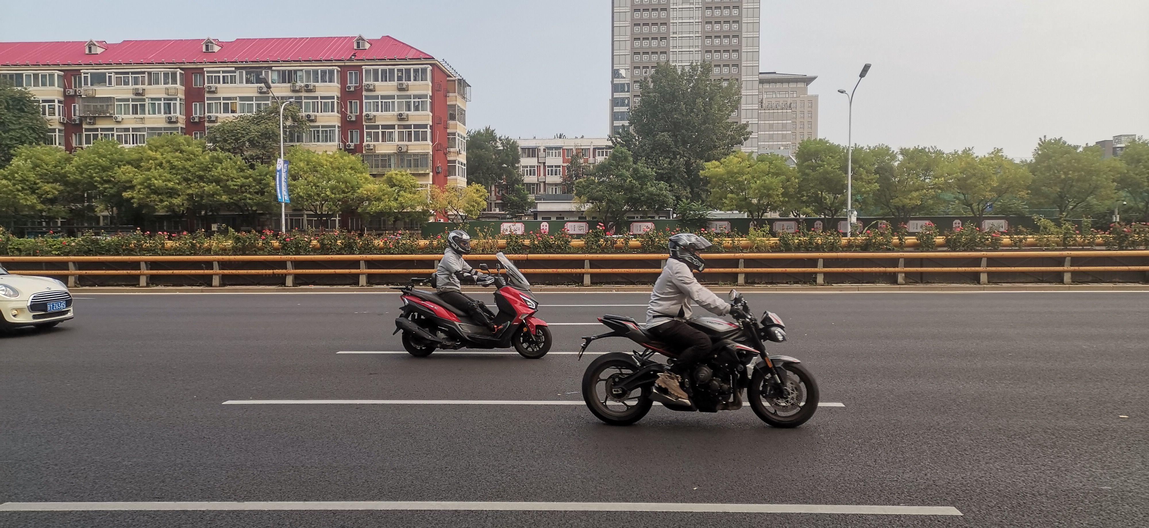 北京出差,看到北四环上有很多京b摩托通过,保有量非常高,有