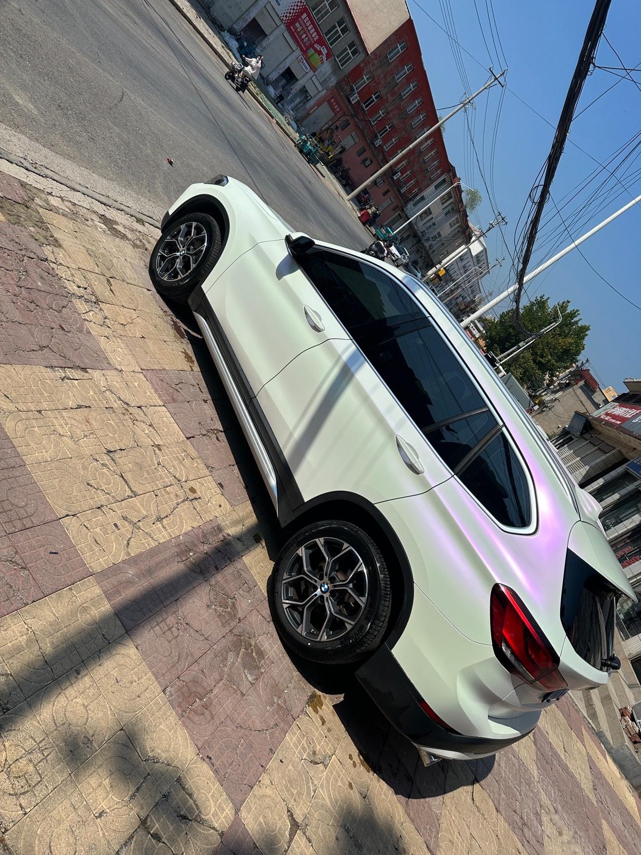 宝马x1电光白变紫改色膜施工完成