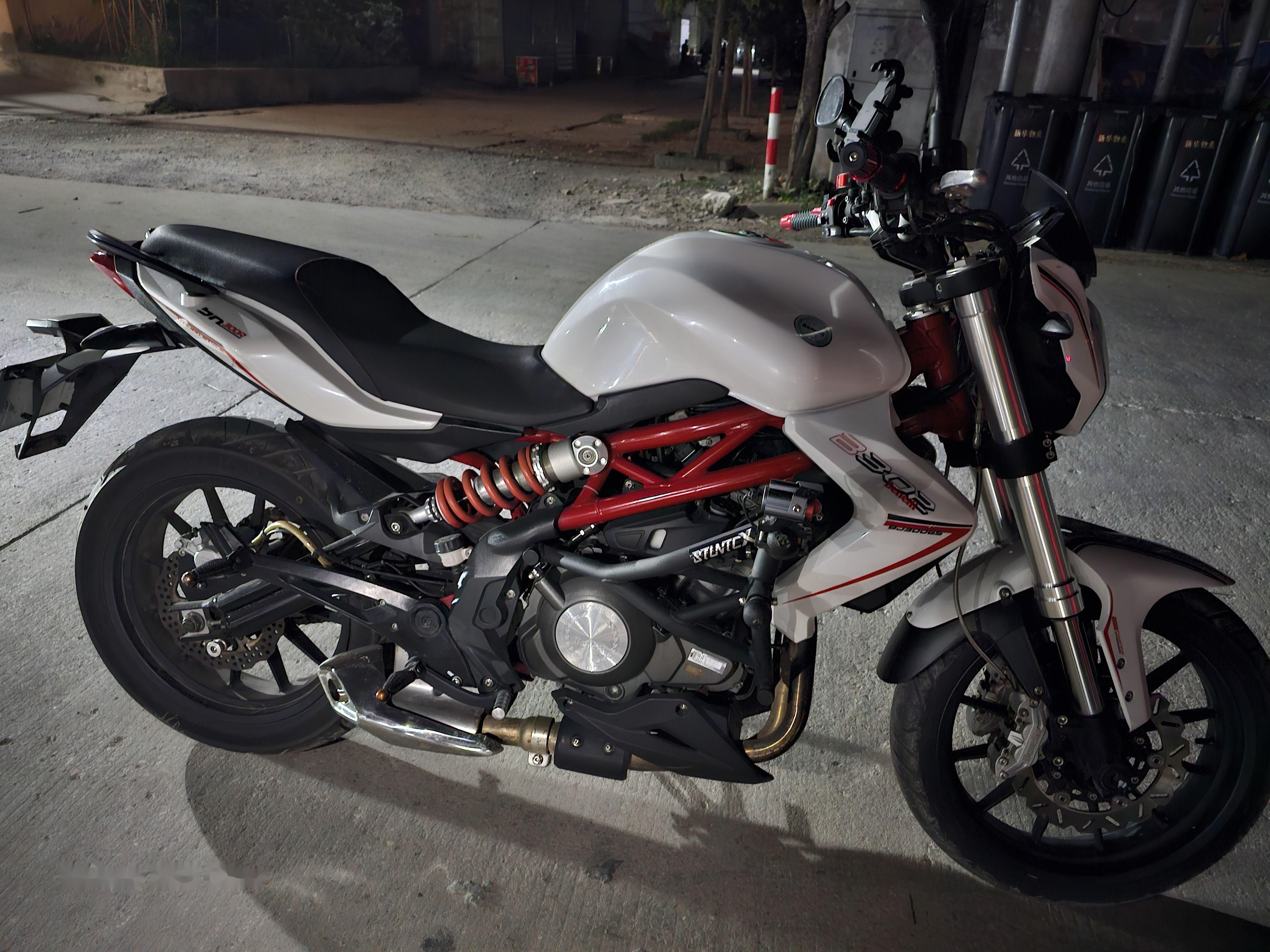 兄弟们14年的龙三能收吗,地库车巨新,才四千公里,加装射灯和档位显示