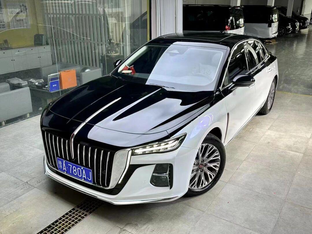 双拼大概是很多红旗车主在贴改色膜时的首选 今天这位车主选择的是亮