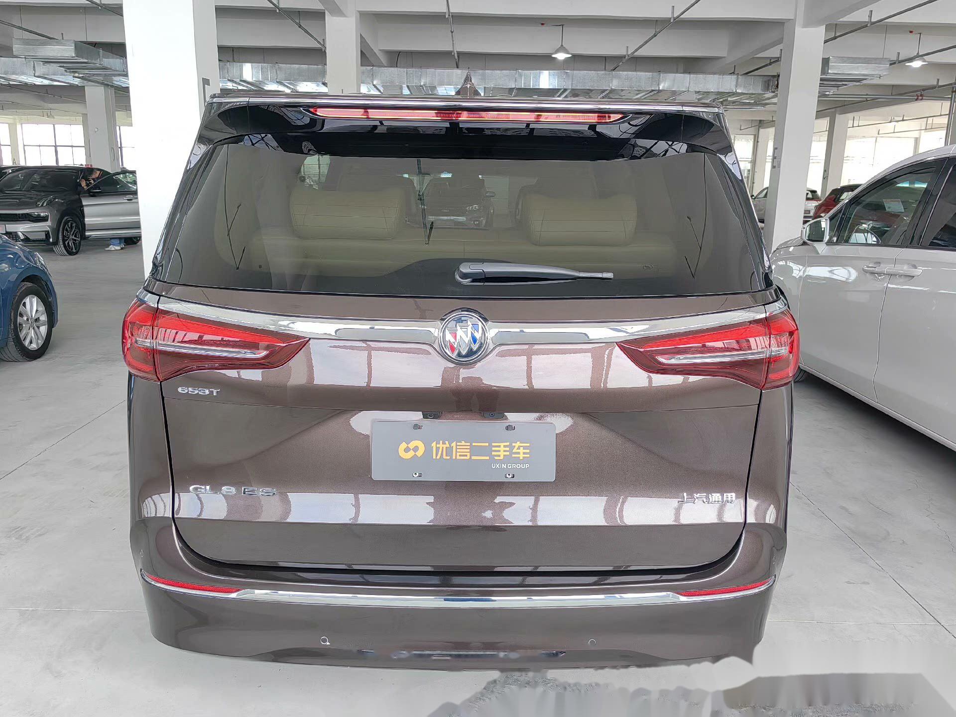 上汽通用别克的最新款gl8 es陆尊653t尊享型中大型mpv车(巧克力褐色,2