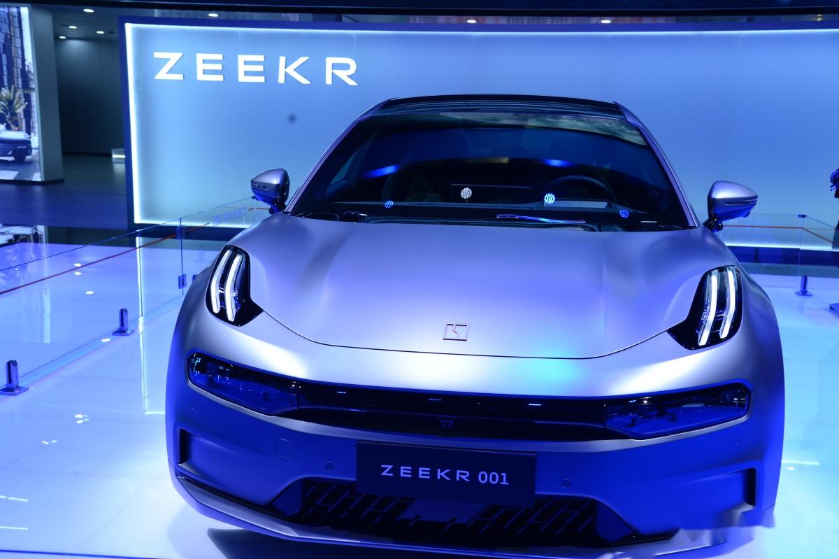 【极氪001 fr正式亮相,引领电动汽车市场新潮流】 夜幕降临,华灯初上