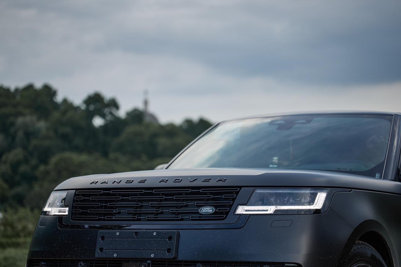 路虎揽胜l460最新一代 磨砂黑x亮黑双拼搭配 车身的泥土告诉我们这是