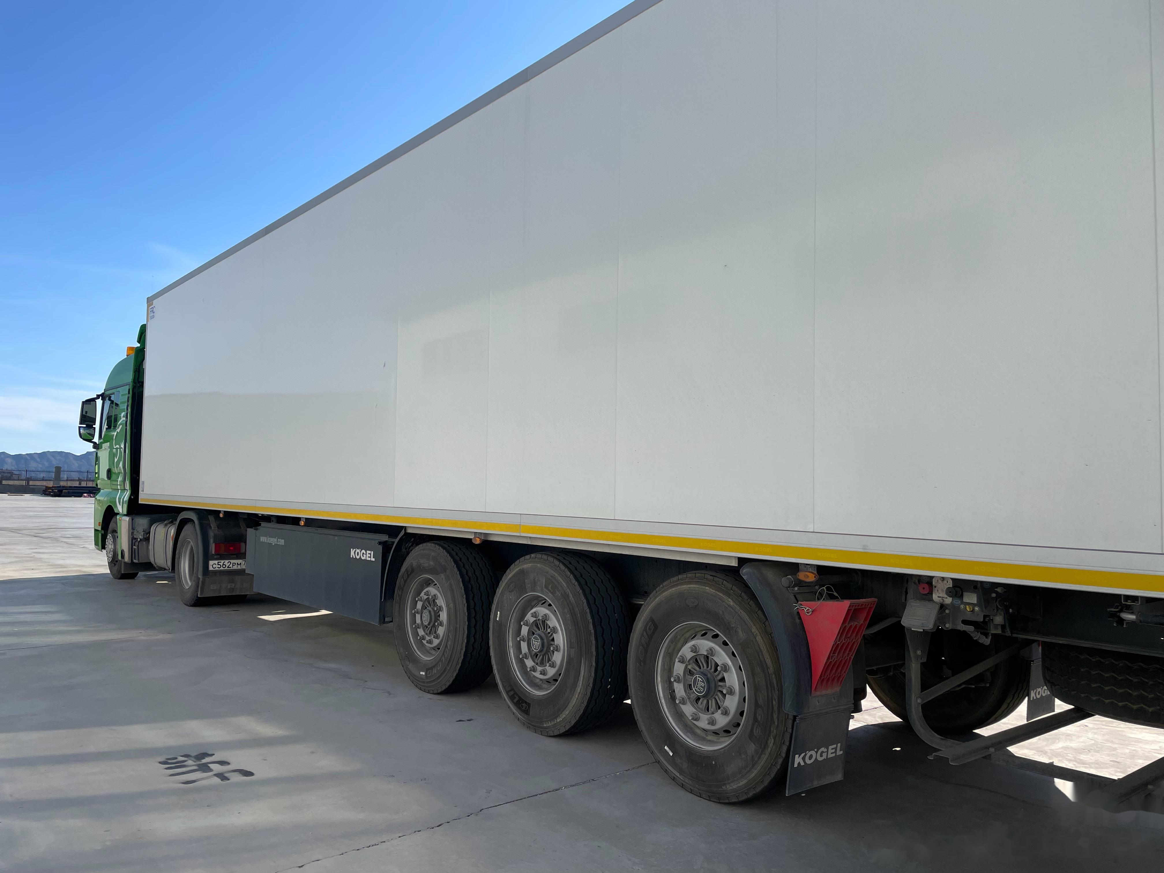 出口的汕德卡c7h 480,车头轮胎配的尺寸在他们那边算比较大的,315/70r