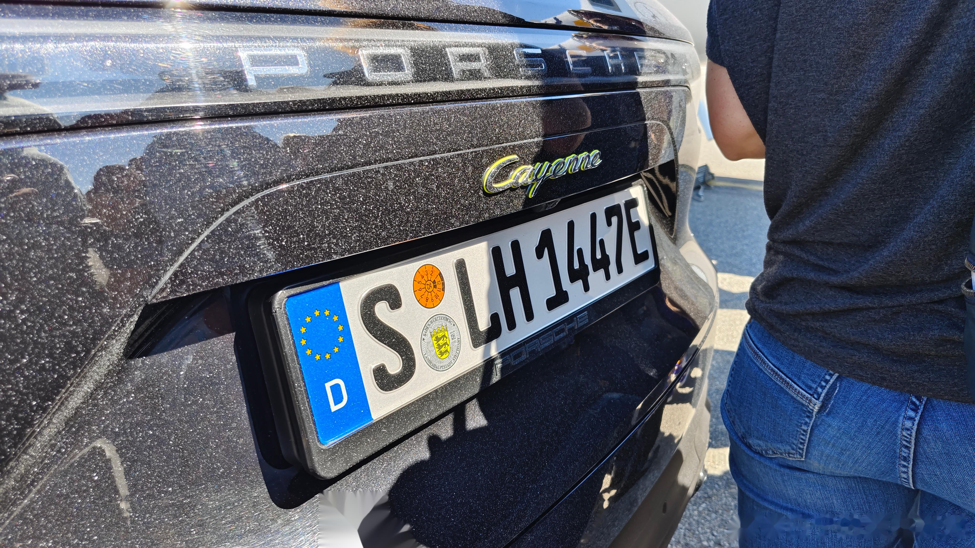 crj900支线飞机,这保时捷贵宾接送车有点帅啊.看牌照应该是