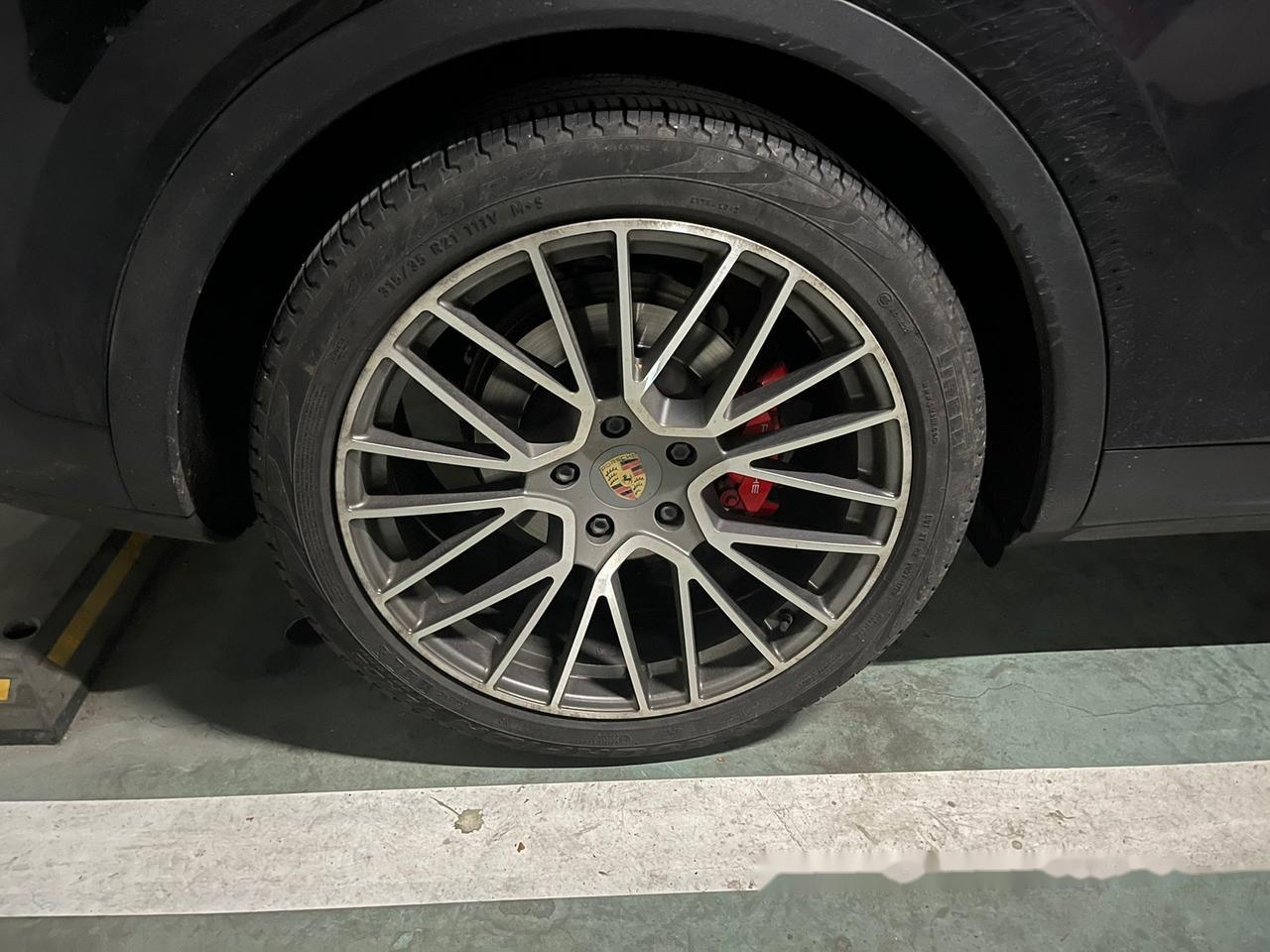 保时捷卡宴21寸轮毂带倍耐力轮胎